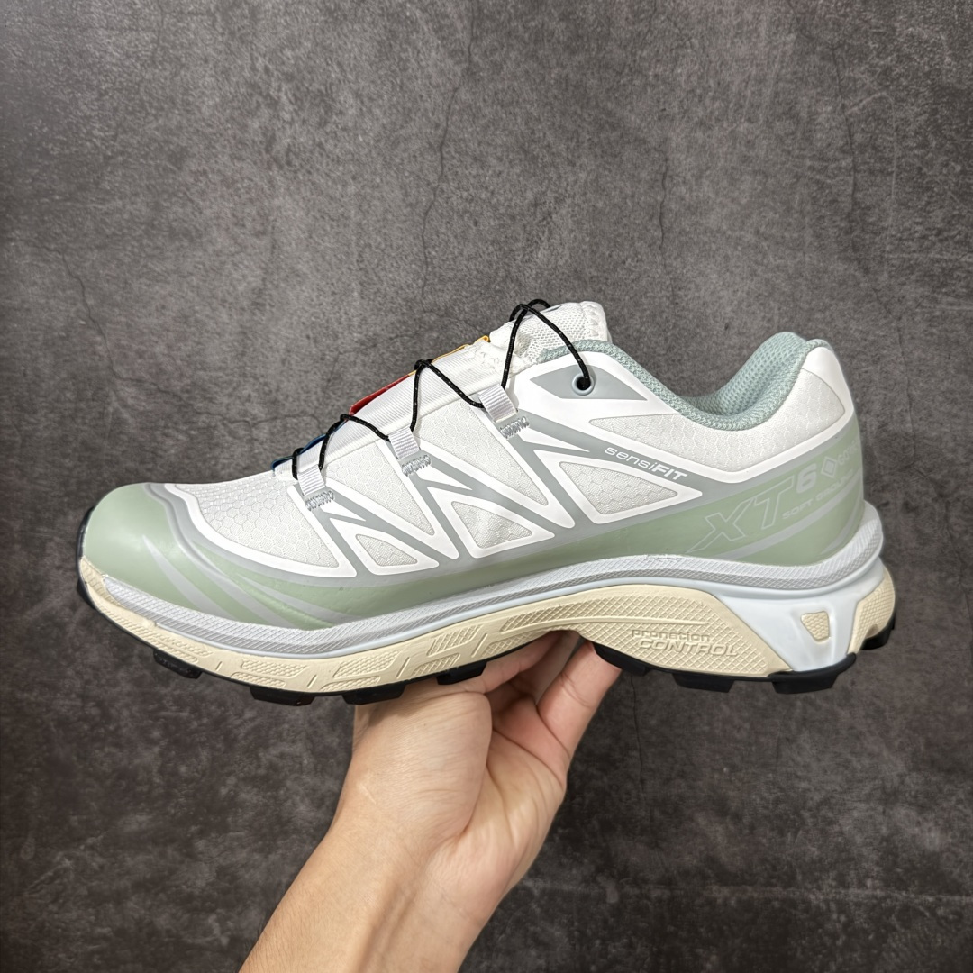 图片[2]-【W1版本】Salomon XT-6 GTX新配色白灰绿 479900 萨洛蒙复古潮流户外机能登山跑鞋 纯原外贸平台特供订单 耗时半年巨作 全套原纸板楦头开发 原厂特供网布配套加持 确保原汁原味 完美呈现版型 原档数据独家私模五层组合大底 原装Ortholite轻量化鞋垫 中底布带钢印编号 原厂TPU锁扣 进口港宝加持 后跟自然饱满 还原公司包裹性 鞋面以“锯齿”状的包裹系统呈现 在基色底之下加入了各种色点缀 将公司的最新技术和时尚前卫的造型融入耐用的长跑款式中 鞋面由 TPU 薄膜制成 并焊接在高耐磨网眼上 使其既时尚又坚固 由 ACS底盘支撑 可增强稳定性和支撑力 以及由橡胶凸耳 Contragrip外底覆盖的 EVA 缓冲中底 旨在应对崎岖的地形 鞋舌上的彩色Salomon 标签、Quicklace 系统以及鞋头、鞋舌和鞋跟上的附加品牌使细节更加完美 让穿着者可以轻松驾驭户外与通勤下的任何运动生活场景 无缝鞋身户外随意纵横 颜值与脚感兼备 出街通勤 绝对非常吸睛 你值得拥有 尺码：36 36.5 37.5 38 38.5 39 40 40.5 41 42 42.5 43 44 44.5 45-选品中心