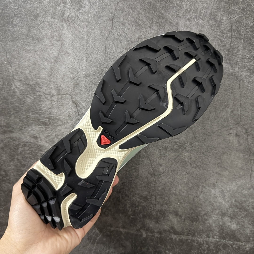 图片[8]-【W1版本】Salomon XT-6 GTX新配色白灰绿 479900 萨洛蒙复古潮流户外机能登山跑鞋 纯原外贸平台特供订单 耗时半年巨作 全套原纸板楦头开发 原厂特供网布配套加持 确保原汁原味 完美呈现版型 原档数据独家私模五层组合大底 原装Ortholite轻量化鞋垫 中底布带钢印编号 原厂TPU锁扣 进口港宝加持 后跟自然饱满 还原公司包裹性 鞋面以“锯齿”状的包裹系统呈现 在基色底之下加入了各种色点缀 将公司的最新技术和时尚前卫的造型融入耐用的长跑款式中 鞋面由 TPU 薄膜制成 并焊接在高耐磨网眼上 使其既时尚又坚固 由 ACS底盘支撑 可增强稳定性和支撑力 以及由橡胶凸耳 Contragrip外底覆盖的 EVA 缓冲中底 旨在应对崎岖的地形 鞋舌上的彩色Salomon 标签、Quicklace 系统以及鞋头、鞋舌和鞋跟上的附加品牌使细节更加完美 让穿着者可以轻松驾驭户外与通勤下的任何运动生活场景 无缝鞋身户外随意纵横 颜值与脚感兼备 出街通勤 绝对非常吸睛 你值得拥有 尺码：36 36.5 37.5 38 38.5 39 40 40.5 41 42 42.5 43 44 44.5 45-选品中心