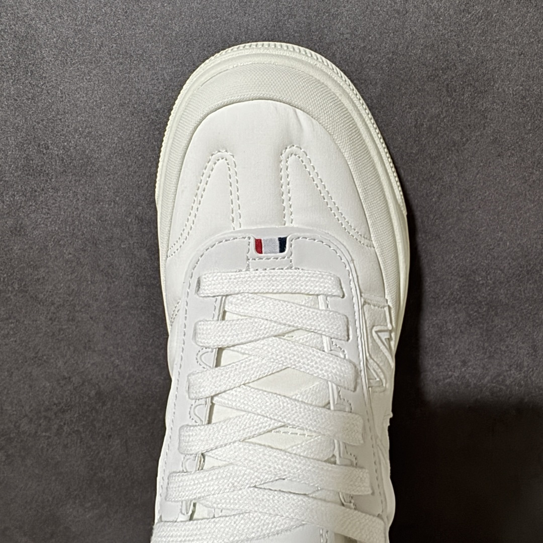 Moncler Altive Mid F046蒙口系列新款休闲运动鞋灵感源自 Moncler 典藏系列，