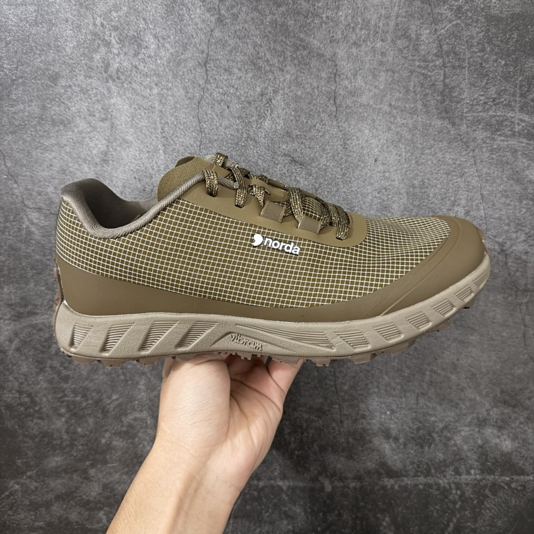 【纯原M版】诺达 NORDA 002 Sneaker0111 网面越野跑步鞋 原版原档案开发\\t(市面唯一1比1版本) 采用Dyneema鞋面(世界最强最轻纤维) VibramSLE中底和Megagrip外底 构建全方位高端性能体系4mm前后落差配合低鞋床设计提供清晰路感和灵敏反应，适合技术型terrain，5mm齿状花纹配合Megagrip橡胶提供卓越防滑性能宽楦设计适合亚洲脚型，加厚后跟海绵填充提供优秀包裹性， Dyneema材质防水耐磨带和鞋面连接最大化包裹感 LockSystem技术提供稳定锁定 尺码：36 36.5 37 38 38.5 39 40 40.5 41 42 42.5 43 44 44.5 45 46-选品中心