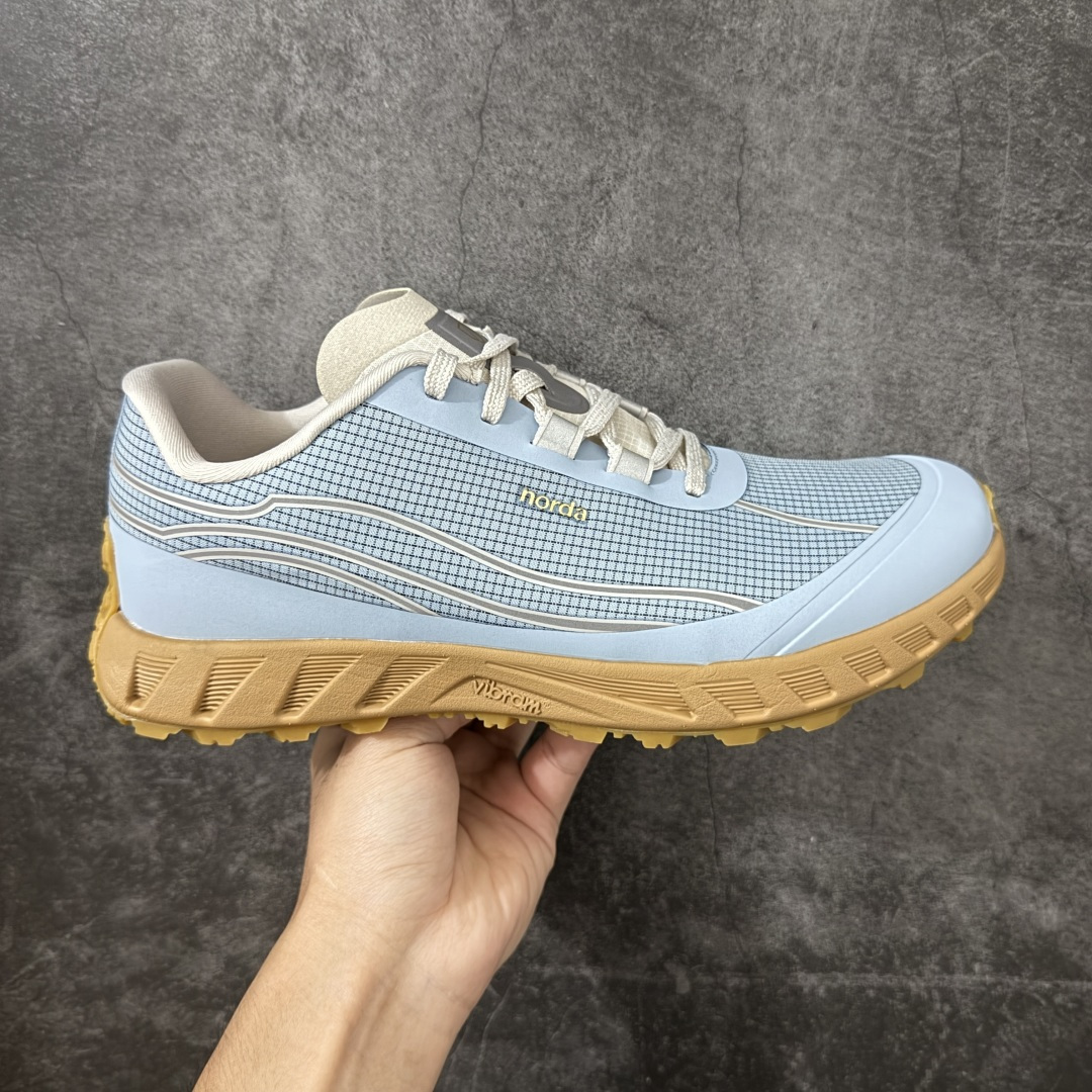 【纯原M版】诺达 NORDA 002 Sneaker0111 网面越野跑步鞋 原版原档案开发\\t(市面唯一1比1版本) 采用Dyneema鞋面(世界最强最轻纤维) VibramSLE中底和Megagrip外底 构建全方位高端性能体系4mm前后落差配合低鞋床设计提供清晰路感和灵敏反应，适合技术型terrain，5mm齿状花纹配合Megagrip橡胶提供卓越防滑性能宽楦设计适合亚洲脚型，加厚后跟海绵填充提供优秀包裹性， Dyneema材质防水耐磨带和鞋面连接最大化包裹感 LockSystem技术提供稳定锁定 尺码：36 36.5 37 38 38.5 39 40 40.5 41 42 42.5 43 44 44.5 45 46-选品中心