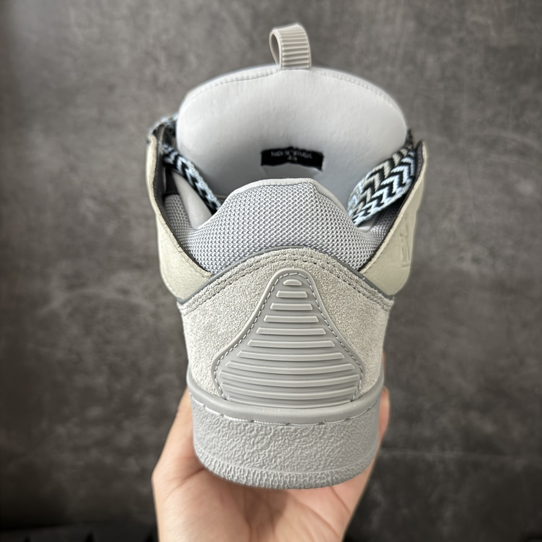 图片[4]-【YH纯原版】 Lanvin Leather Curb Sneakers 浪凡面包鞋 现货 原版1：1开模重工艺制作 面料采用进口牛磨砂➕环保牛反绒➕金钢网织物 内里柔软透气太空棉面料 原版开模双色TPU大底 顶级品质 区别市场流通其他货品 Leather是一款灵感源自90年代的运动鞋 设计自信 尺寸夸张 这款鞋由纳帕小牛皮、翻毛皮和网眼布制成 圆润的外形、加垫的鞋舌和弯曲的金属孔眼使这款精心打造的鞋格外舒适 尺码：36-47-选品中心