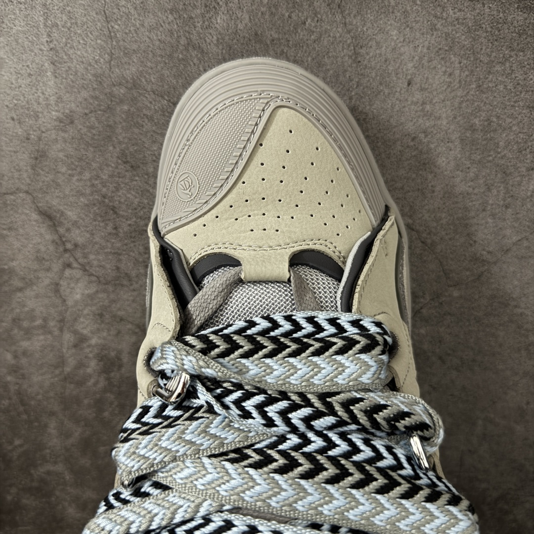 图片[5]-【YH纯原版】 Lanvin Leather Curb Sneakers 浪凡面包鞋 现货 原版1：1开模重工艺制作 面料采用进口牛磨砂➕环保牛反绒➕金钢网织物 内里柔软透气太空棉面料 原版开模双色TPU大底 顶级品质 区别市场流通其他货品 Leather是一款灵感源自90年代的运动鞋 设计自信 尺寸夸张 这款鞋由纳帕小牛皮、翻毛皮和网眼布制成 圆润的外形、加垫的鞋舌和弯曲的金属孔眼使这款精心打造的鞋格外舒适 尺码：36-47-选品中心