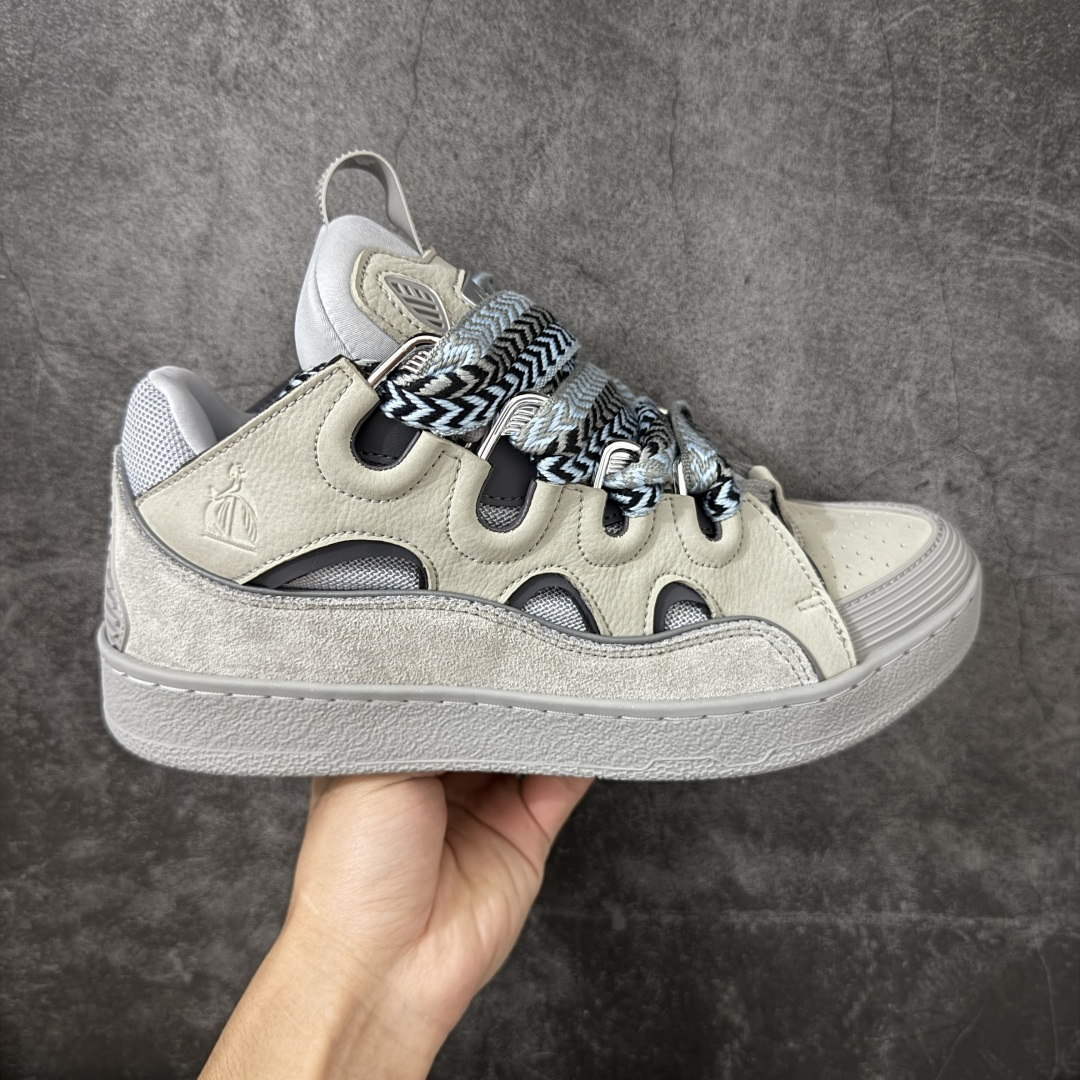 【YH纯原版】 Lanvin Leather Curb Sneakers 浪凡面包鞋 现货 原版1：1开模重工艺制作 面料采用进口牛磨砂➕环保牛反绒➕金钢网织物 内里柔软透气太空棉面料 原版开模双色TPU大底 顶级品质 区别市场流通其他货品 Leather是一款灵感源自90年代的运动鞋 设计自信 尺寸夸张 这款鞋由纳帕小牛皮、翻毛皮和网眼布制成 圆润的外形、加垫的鞋舌和弯曲的金属孔眼使这款精心打造的鞋格外舒适 尺码：36-47-选品中心