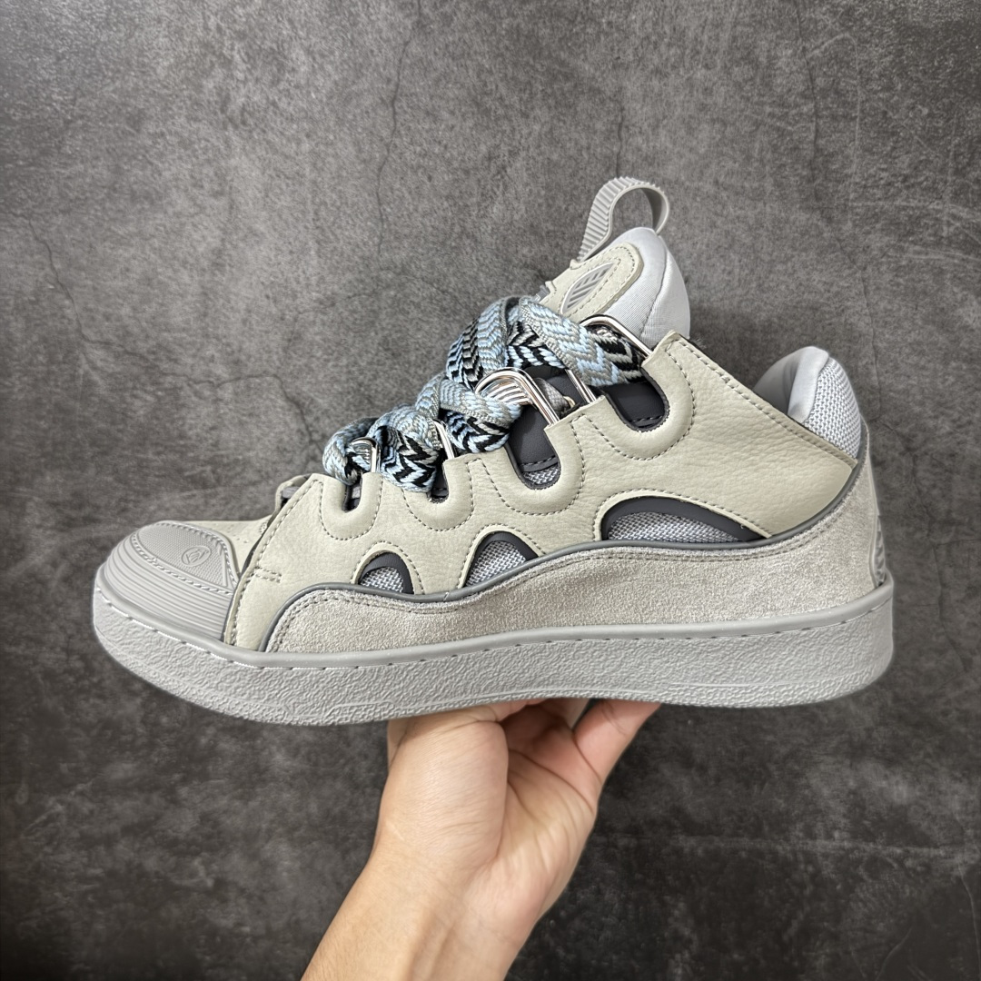 图片[2]-【YH纯原版】 Lanvin Leather Curb Sneakers 浪凡面包鞋 现货 原版1：1开模重工艺制作 面料采用进口牛磨砂➕环保牛反绒➕金钢网织物 内里柔软透气太空棉面料 原版开模双色TPU大底 顶级品质 区别市场流通其他货品 Leather是一款灵感源自90年代的运动鞋 设计自信 尺寸夸张 这款鞋由纳帕小牛皮、翻毛皮和网眼布制成 圆润的外形、加垫的鞋舌和弯曲的金属孔眼使这款精心打造的鞋格外舒适 尺码：36-47-选品中心