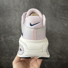 Nike VOMERO PREMIUM 耐克 舒适减震防滑 低帮跑步鞋全掌ReactX泡绵中底 前掌和后 Nike VOMERO PREMIUM 耐克 舒适减震防滑 低帮跑步鞋全掌ReactX泡绵中底 前掌和后