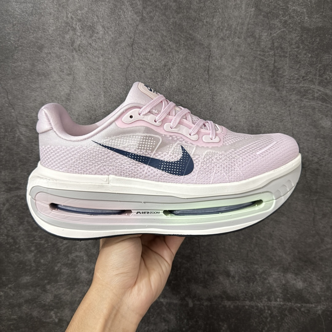 【公司级】Nike VOMERO PREMIUM 耐克 舒适减震防滑 低帮跑步鞋 全掌ReactX泡绵中底 前掌和后跟还配备了Air Zoom气垫单元 据说跑起来更快更舒适哦 这次最大的升级点 首次引入了ReactX泡绵 货号：HM5973-606 尺码：36 36.5 37.5 38 38.5 39 40 40.5 41 42 42.5 43 44 45 46-选品中心