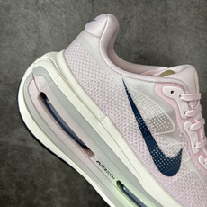 Nike VOMERO PREMIUM 耐克 舒适减震防滑 低帮跑步鞋全掌ReactX泡绵中底 前掌和后 Nike VOMERO PREMIUM 耐克 舒适减震防滑 低帮跑步鞋全掌ReactX泡绵中底 前掌和后