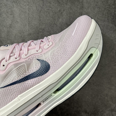 Nike VOMERO PREMIUM 耐克 舒适减震防滑 低帮跑步鞋全掌ReactX泡绵中底 前掌和后 Nike VOMERO PREMIUM 耐克 舒适减震防滑 低帮跑步鞋全掌ReactX泡绵中底 前掌和后