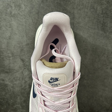 Nike VOMERO PREMIUM 耐克 舒适减震防滑 低帮跑步鞋全掌ReactX泡绵中底 前掌和后 Nike VOMERO PREMIUM 耐克 舒适减震防滑 低帮跑步鞋全掌ReactX泡绵中底 前掌和后