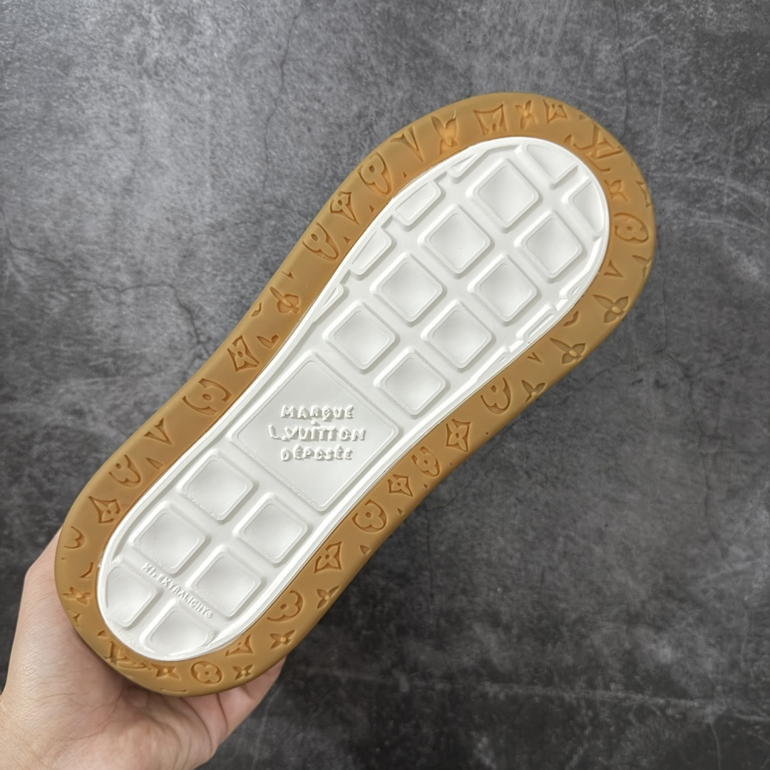 图片[9]-【专柜版/海淘代购】 LV 路易威登LOUIS VUITTON Tilted Low Sneakers 倾斜系列低帮复古休闲运动文化百搭板鞋 2026早春款板鞋 饼干鞋 市场最顶天花板 礼盒包装 正确细节 原鞋原材料1：1打造 完美版型做工 欢迎对比市场任何品质的货品 广东原产 升级原楦型开发纸版 包装说明书防尘布袋物件(附送官方快递加固牛皮纸外盒!!)#采用Monogram 丹宁布鞋面材质#鞋垫嵌入软脚感EVA物料#后跟耐弯折滴塑支撑片#全新开发TPR光泽组合隔色鞋底❗ 尺码：39 40 41 42 43 44 45 46-选品中心