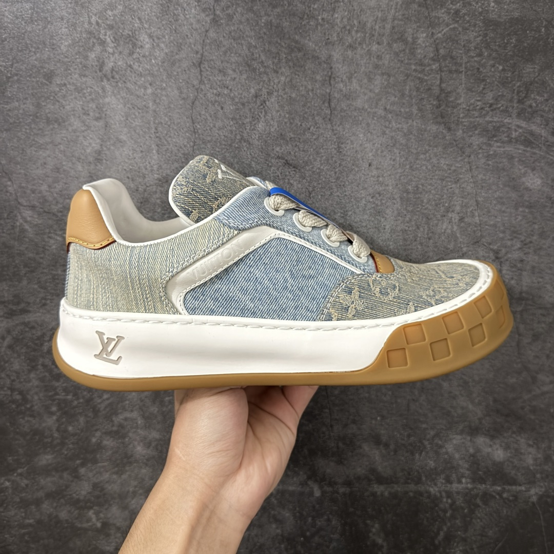 【专柜版/海淘代购】 LV 路易威登LOUIS VUITTON Tilted Low Sneakers 倾斜系列低帮复古休闲运动文化百搭板鞋 2026早春款板鞋 饼干鞋 市场最顶天花板 礼盒包装 正确细节 原鞋原材料1：1打造 完美版型做工 欢迎对比市场任何品质的货品 广东原产 升级原楦型开发纸版 包装说明书防尘布袋物件(附送官方快递加固牛皮纸外盒!!)#采用Monogram 丹宁布鞋面材质#鞋垫嵌入软脚感EVA物料#后跟耐弯折滴塑支撑片#全新开发TPR光泽组合隔色鞋底❗ 尺码：39 40 41 42 43 44 45 46-选品中心