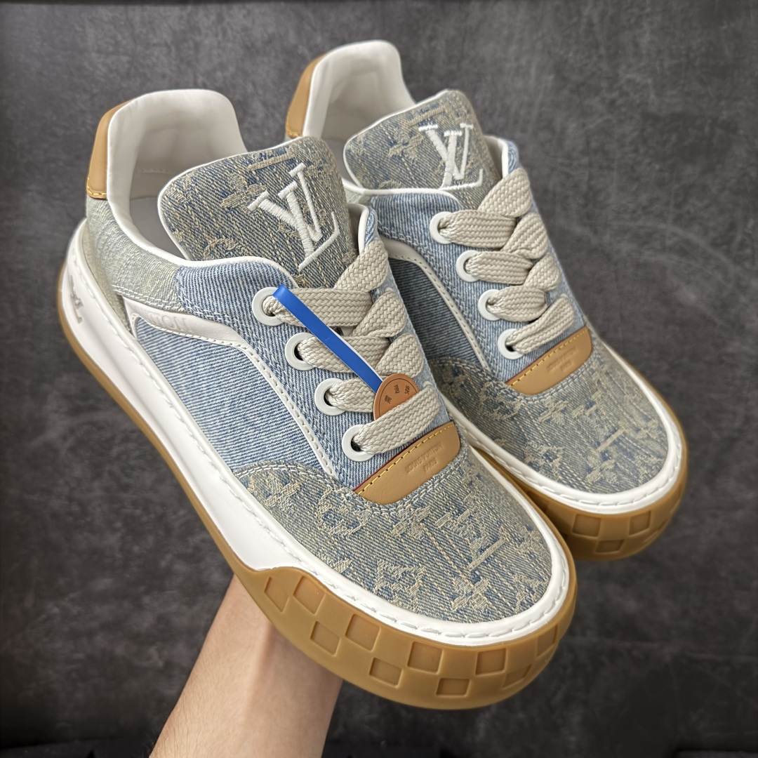 【专柜版/海淘代购】 LV 路易威登LOUIS VUITTON Tilted Low Sneakers 倾斜系列低帮复古休闲运动文化百搭板鞋 2026早春款板鞋 饼干鞋 市场最顶天花板 礼盒包装 正确细节 原鞋原材料1：1打造 完美版型做工 欢迎对比市场任何品质的货品 广东原产 升级原楦型开发纸版 包装说明书防尘布袋物件(附送官方快递加固牛皮纸外盒!!)#采用Monogram 丹宁布鞋面材质#鞋垫嵌入软脚感EVA物料#后跟耐弯折滴塑支撑片#全新开发TPR光泽组合隔色鞋底❗ 尺码：39 40 41 42 43 44 45 46-选品中心