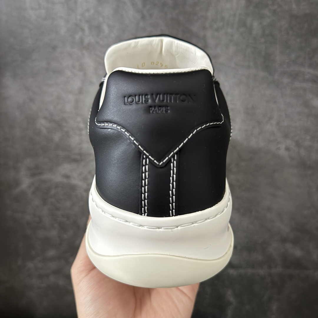 图片[4]-【专柜版/海淘代购】 LV 路易威登LOUIS VUITTON Tilted Low Sneakers 倾斜系列低帮复古休闲运动文化百搭板鞋 2026早春款板鞋 饼干鞋 市场最顶天花板 礼盒包装 正确细节 原鞋原材料1：1打造 完美版型做工 欢迎对比市场任何品质的货品 广东原产 升级原楦型开发纸版 包装说明书防尘布袋物件(附送官方快递加固牛皮纸外盒!!)#采用Monogram 丹宁布鞋面材质#鞋垫嵌入软脚感EVA物料#后跟耐弯折滴塑支撑片#全新开发TPR光泽组合隔色鞋底❗ 尺码：39 40 41 42 43 44 45 46-选品中心