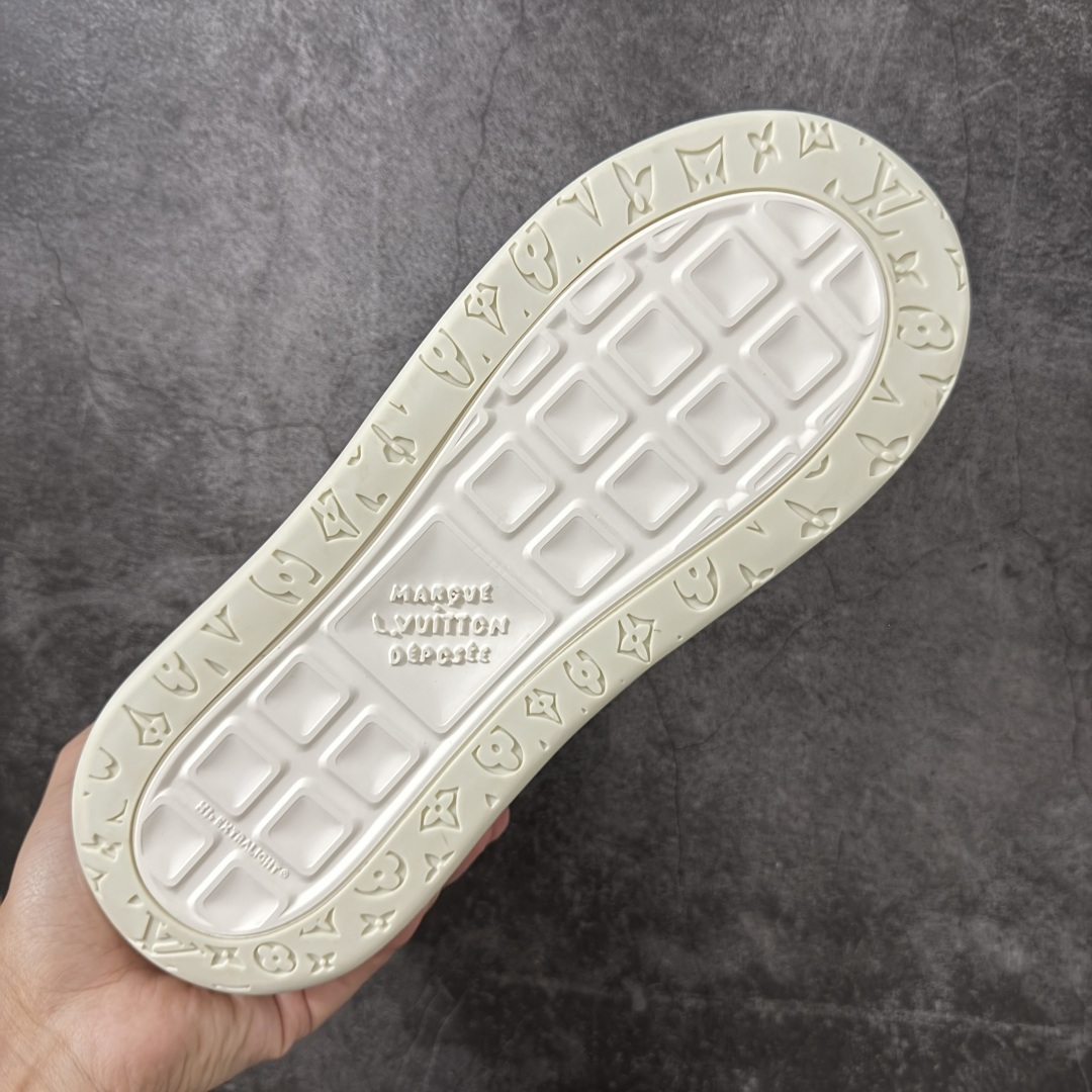 图片[9]-【专柜版/海淘代购】 LV 路易威登LOUIS VUITTON Tilted Low Sneakers 倾斜系列低帮复古休闲运动文化百搭板鞋 2026早春款板鞋 饼干鞋 市场最顶天花板 礼盒包装 正确细节 原鞋原材料1：1打造 完美版型做工 欢迎对比市场任何品质的货品 广东原产 升级原楦型开发纸版 包装说明书防尘布袋物件(附送官方快递加固牛皮纸外盒!!)#采用Monogram 丹宁布鞋面材质#鞋垫嵌入软脚感EVA物料#后跟耐弯折滴塑支撑片#全新开发TPR光泽组合隔色鞋底❗ 尺码：39 40 41 42 43 44 45 46-选品中心