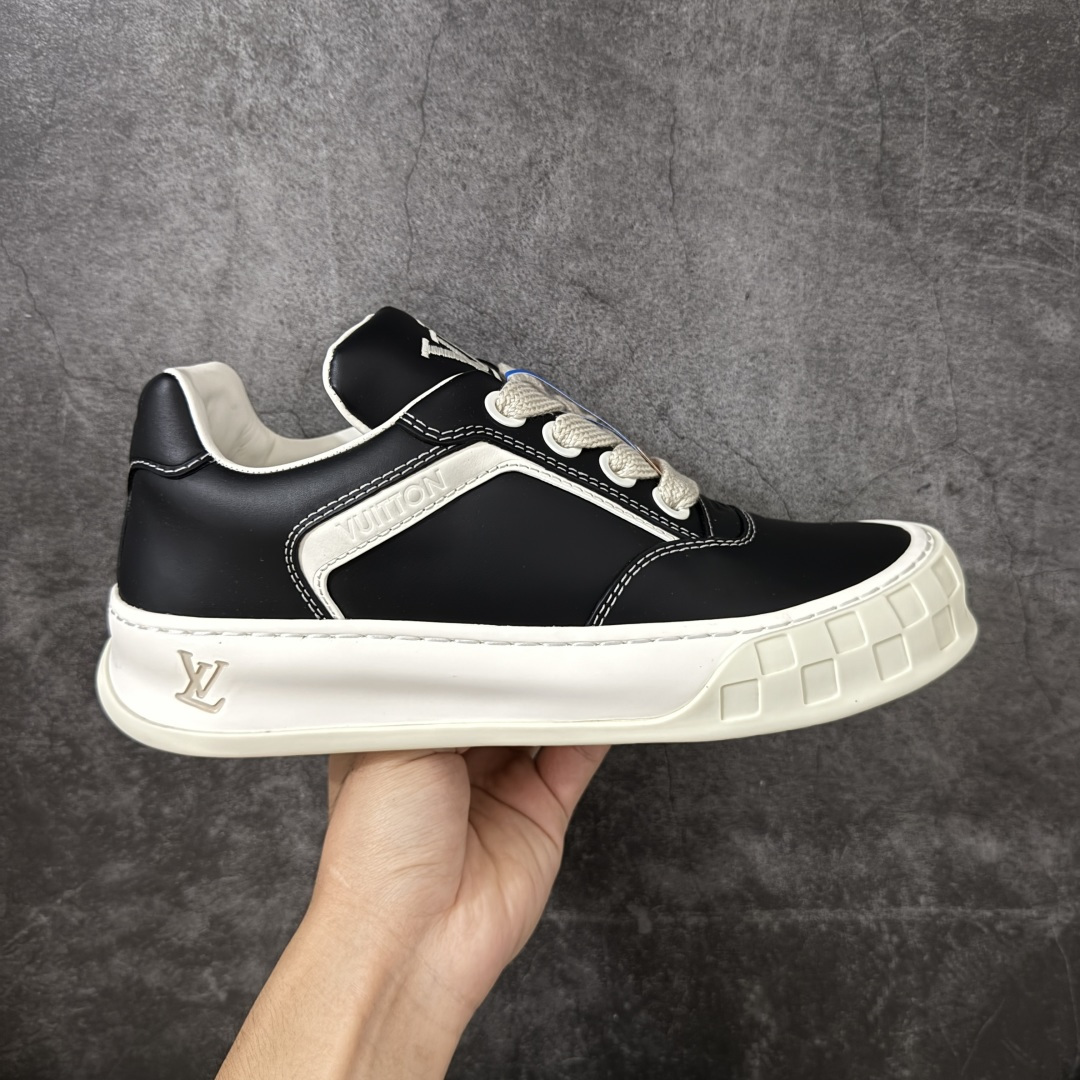 【专柜版/海淘代购】 LV 路易威登LOUIS VUITTON Tilted Low Sneakers 倾斜系列低帮复古休闲运动文化百搭板鞋 2026早春款板鞋 饼干鞋 市场最顶天花板 礼盒包装 正确细节 原鞋原材料1：1打造 完美版型做工 欢迎对比市场任何品质的货品 广东原产 升级原楦型开发纸版 包装说明书防尘布袋物件(附送官方快递加固牛皮纸外盒!!)#采用Monogram 丹宁布鞋面材质#鞋垫嵌入软脚感EVA物料#后跟耐弯折滴塑支撑片#全新开发TPR光泽组合隔色鞋底❗ 尺码：39 40 41 42 43 44 45 46-选品中心
