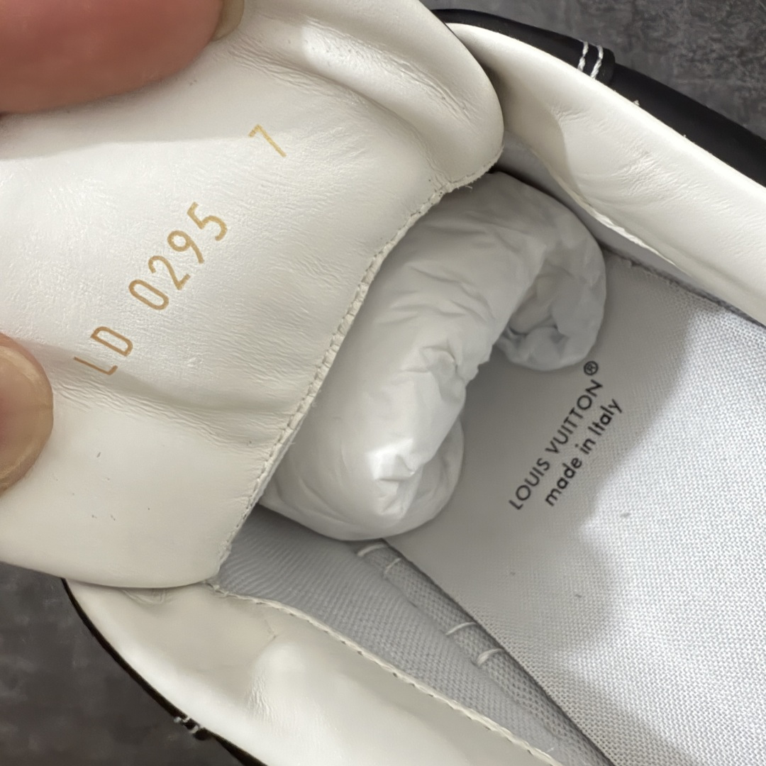 图片[7]-【专柜版/海淘代购】 LV 路易威登LOUIS VUITTON Tilted Low Sneakers 倾斜系列低帮复古休闲运动文化百搭板鞋 2026早春款板鞋 饼干鞋 市场最顶天花板 礼盒包装 正确细节 原鞋原材料1：1打造 完美版型做工 欢迎对比市场任何品质的货品 广东原产 升级原楦型开发纸版 包装说明书防尘布袋物件(附送官方快递加固牛皮纸外盒!!)#采用Monogram 丹宁布鞋面材质#鞋垫嵌入软脚感EVA物料#后跟耐弯折滴塑支撑片#全新开发TPR光泽组合隔色鞋底❗ 尺码：39 40 41 42 43 44 45 46-选品中心