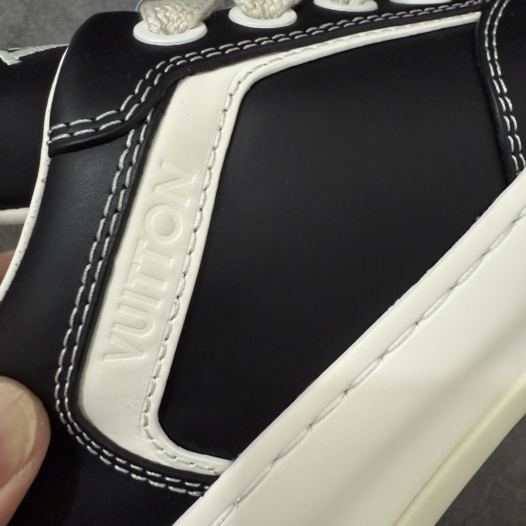图片[4]-【专柜版/海淘代购】 LV 路易威登LOUIS VUITTON Tilted Low Sneakers 倾斜系列低帮复古休闲运动文化百搭板鞋 2026早春款板鞋 饼干鞋 市场最顶天花板 礼盒包装 正确细节 原鞋原材料1：1打造 完美版型做工 欢迎对比市场任何品质的货品 广东原产 升级原楦型开发纸版 包装说明书防尘布袋物件(附送官方快递加固牛皮纸外盒!!)#采用Monogram 丹宁布鞋面材质#鞋垫嵌入软脚感EVA物料#后跟耐弯折滴塑支撑片#全新开发TPR光泽组合隔色鞋底❗ 尺码：39 40 41 42 43 44 45 46-选品中心