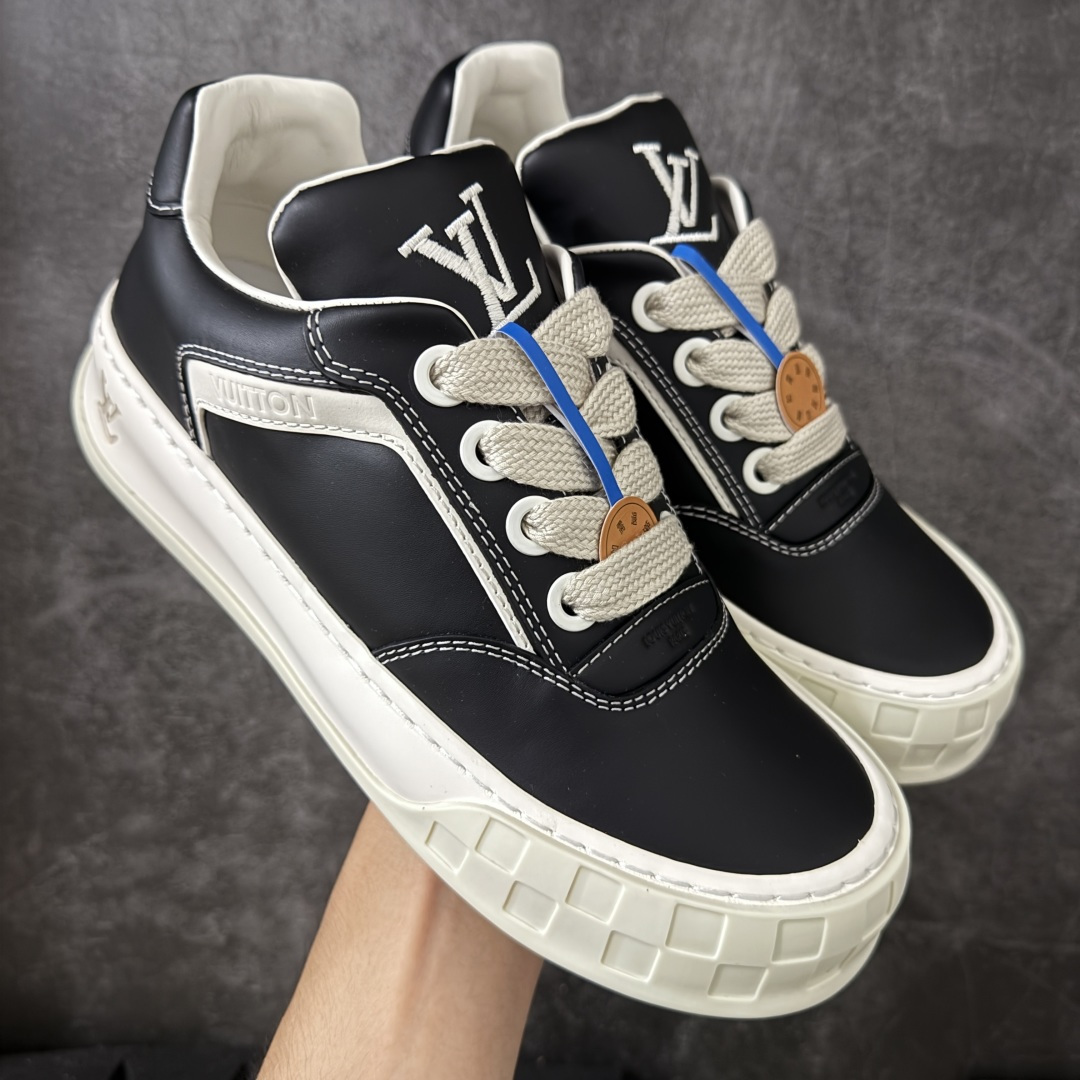 【专柜版/海淘代购】 LV 路易威登LOUIS VUITTON Tilted Low Sneakers 倾斜系列低帮复古休闲运动文化百搭板鞋 2026早春款板鞋 饼干鞋 市场最顶天花板 礼盒包装 正确细节 原鞋原材料1：1打造 完美版型做工 欢迎对比市场任何品质的货品 广东原产 升级原楦型开发纸版 包装说明书防尘布袋物件(附送官方快递加固牛皮纸外盒!!)#采用Monogram 丹宁布鞋面材质#鞋垫嵌入软脚感EVA物料#后跟耐弯折滴塑支撑片#全新开发TPR光泽组合隔色鞋底❗ 尺码：39 40 41 42 43 44 45 46-选品中心