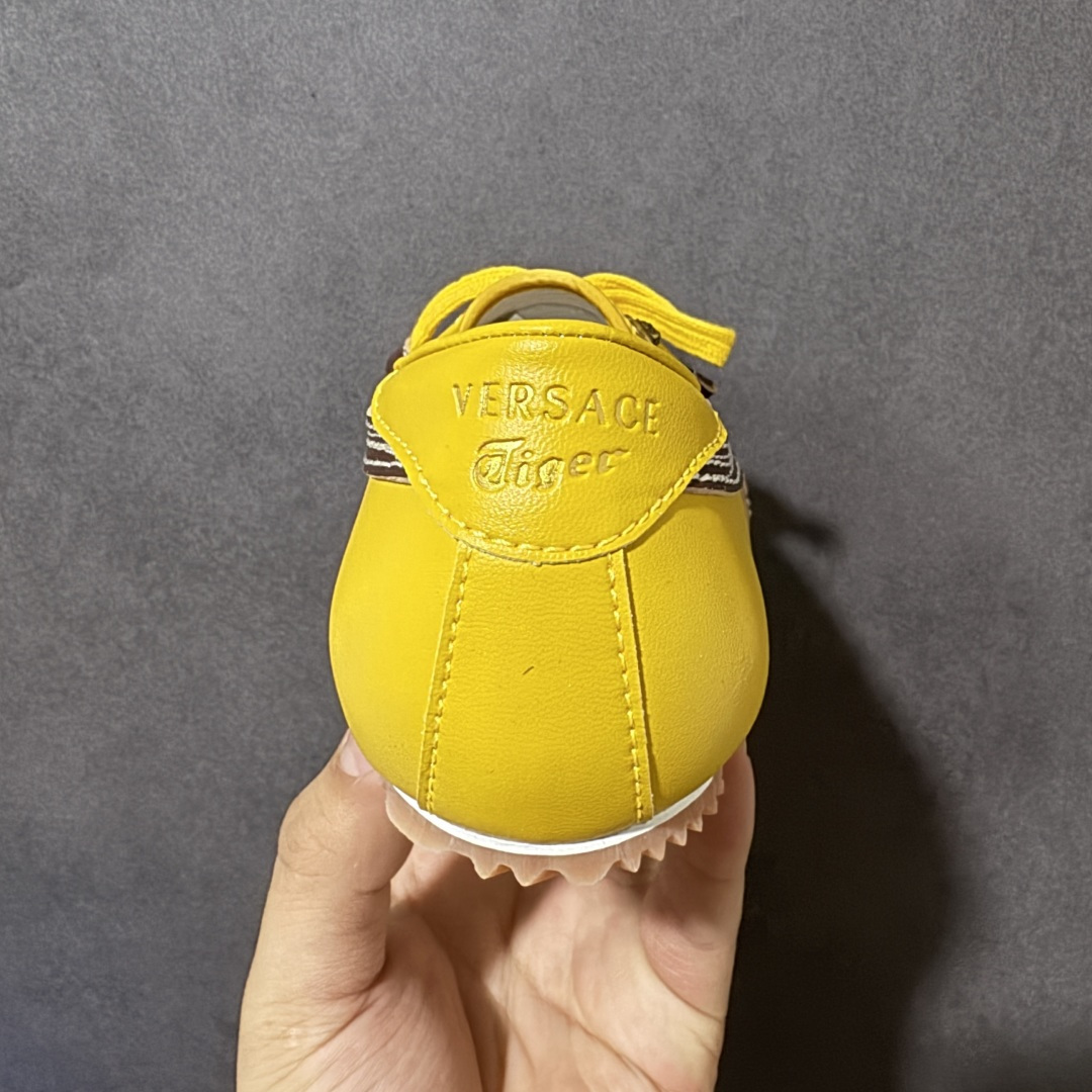 图片[4]-【公司级】Versace x Onitsuka Tiger 鬼冢虎 范思哲 联名款 Tai-ChiSakura 牛皮革绒面革 麂皮系带平底 低帮休闲鞋 经典美学与鬼塚虎的运动创新精神的融合 联名旨在致敬两位品牌创始人将艺术与功能结合的理念 通过范思哲标志性的奢华印花与Onitsuka Tiger的经典鞋型Tai-Chi相结合 创造出独特的牛皮革与绒面革鞋款 此次合作不仅是对双方品牌历史的纪念 更是一次将高级时尚与休闲运动风格无缝连接的成功尝试 货号： 1025116 1A17737 2YD5J 尺码：36-45带半码-选品中心