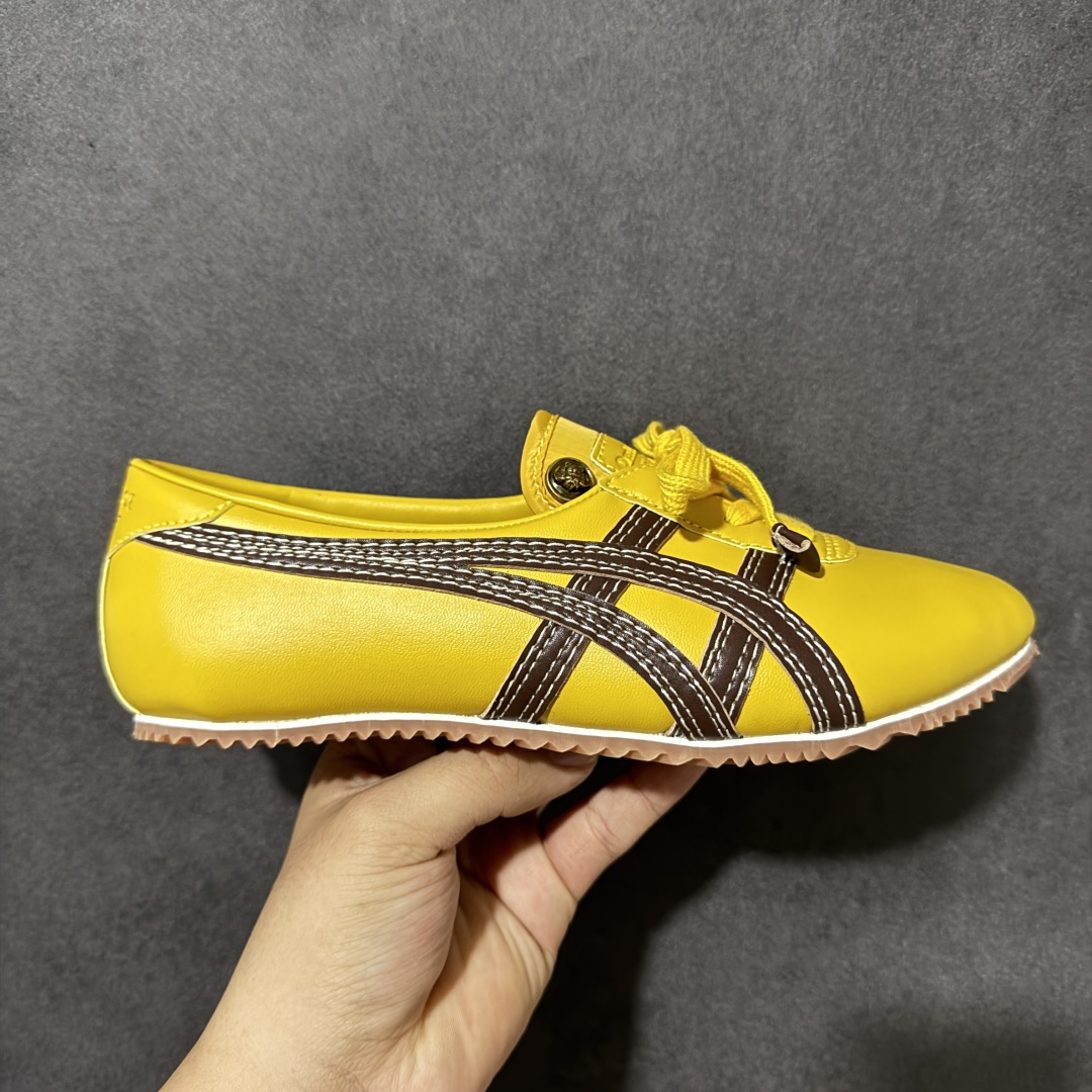 【公司级】Versace x Onitsuka Tiger 鬼冢虎 范思哲 联名款 Tai-ChiSakura 牛皮革绒面革 麂皮系带平底 低帮休闲鞋 经典美学与鬼塚虎的运动创新精神的融合 联名旨在致敬两位品牌创始人将艺术与功能结合的理念 通过范思哲标志性的奢华印花与Onitsuka Tiger的经典鞋型Tai-Chi相结合 创造出独特的牛皮革与绒面革鞋款 此次合作不仅是对双方品牌历史的纪念 更是一次将高级时尚与休闲运动风格无缝连接的成功尝试 货号： 1025116 1A17737 2YD5J 尺码：36-45带半码-选品中心