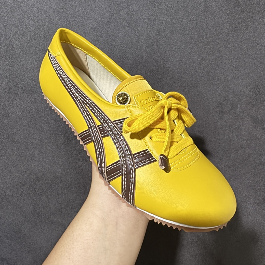 图片[3]-【公司级】Versace x Onitsuka Tiger 鬼冢虎 范思哲 联名款 Tai-ChiSakura 牛皮革绒面革 麂皮系带平底 低帮休闲鞋 经典美学与鬼塚虎的运动创新精神的融合 联名旨在致敬两位品牌创始人将艺术与功能结合的理念 通过范思哲标志性的奢华印花与Onitsuka Tiger的经典鞋型Tai-Chi相结合 创造出独特的牛皮革与绒面革鞋款 此次合作不仅是对双方品牌历史的纪念 更是一次将高级时尚与休闲运动风格无缝连接的成功尝试 货号： 1025116 1A17737 2YD5J 尺码：36-45带半码-选品中心