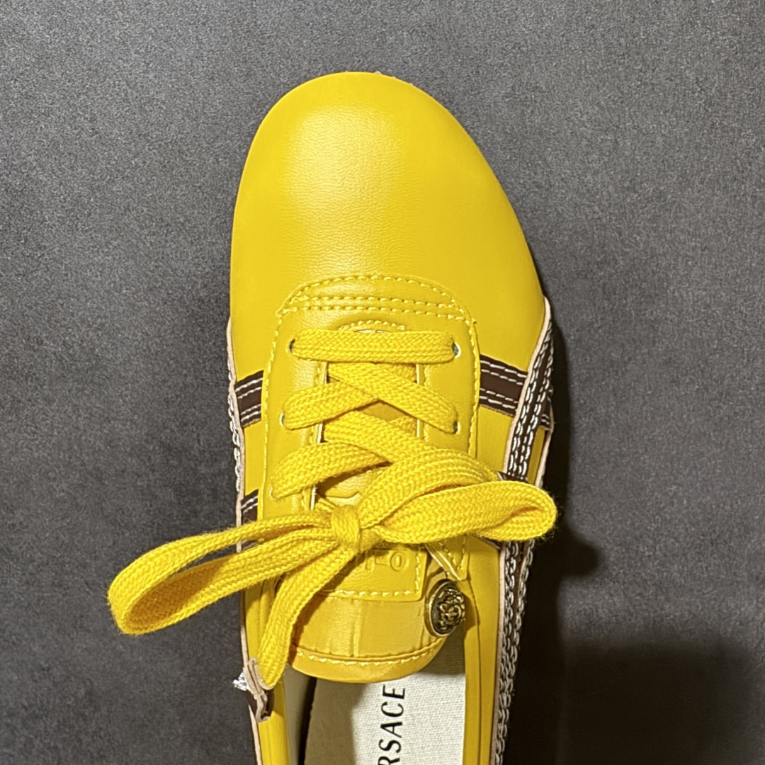 图片[5]-【公司级】Versace x Onitsuka Tiger 鬼冢虎 范思哲 联名款 Tai-ChiSakura 牛皮革绒面革 麂皮系带平底 低帮休闲鞋 经典美学与鬼塚虎的运动创新精神的融合 联名旨在致敬两位品牌创始人将艺术与功能结合的理念 通过范思哲标志性的奢华印花与Onitsuka Tiger的经典鞋型Tai-Chi相结合 创造出独特的牛皮革与绒面革鞋款 此次合作不仅是对双方品牌历史的纪念 更是一次将高级时尚与休闲运动风格无缝连接的成功尝试 货号： 1025116 1A17737 2YD5J 尺码：36-45带半码-选品中心