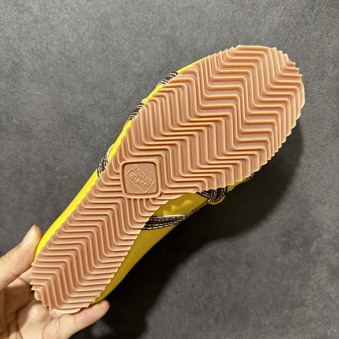 图片[9]-【公司级】Versace x Onitsuka Tiger 鬼冢虎 范思哲 联名款 Tai-ChiSakura 牛皮革绒面革 麂皮系带平底 低帮休闲鞋 经典美学与鬼塚虎的运动创新精神的融合 联名旨在致敬两位品牌创始人将艺术与功能结合的理念 通过范思哲标志性的奢华印花与Onitsuka Tiger的经典鞋型Tai-Chi相结合 创造出独特的牛皮革与绒面革鞋款 此次合作不仅是对双方品牌历史的纪念 更是一次将高级时尚与休闲运动风格无缝连接的成功尝试 货号： 1025116 1A17737 2YD5J 尺码：36-45带半码-选品中心