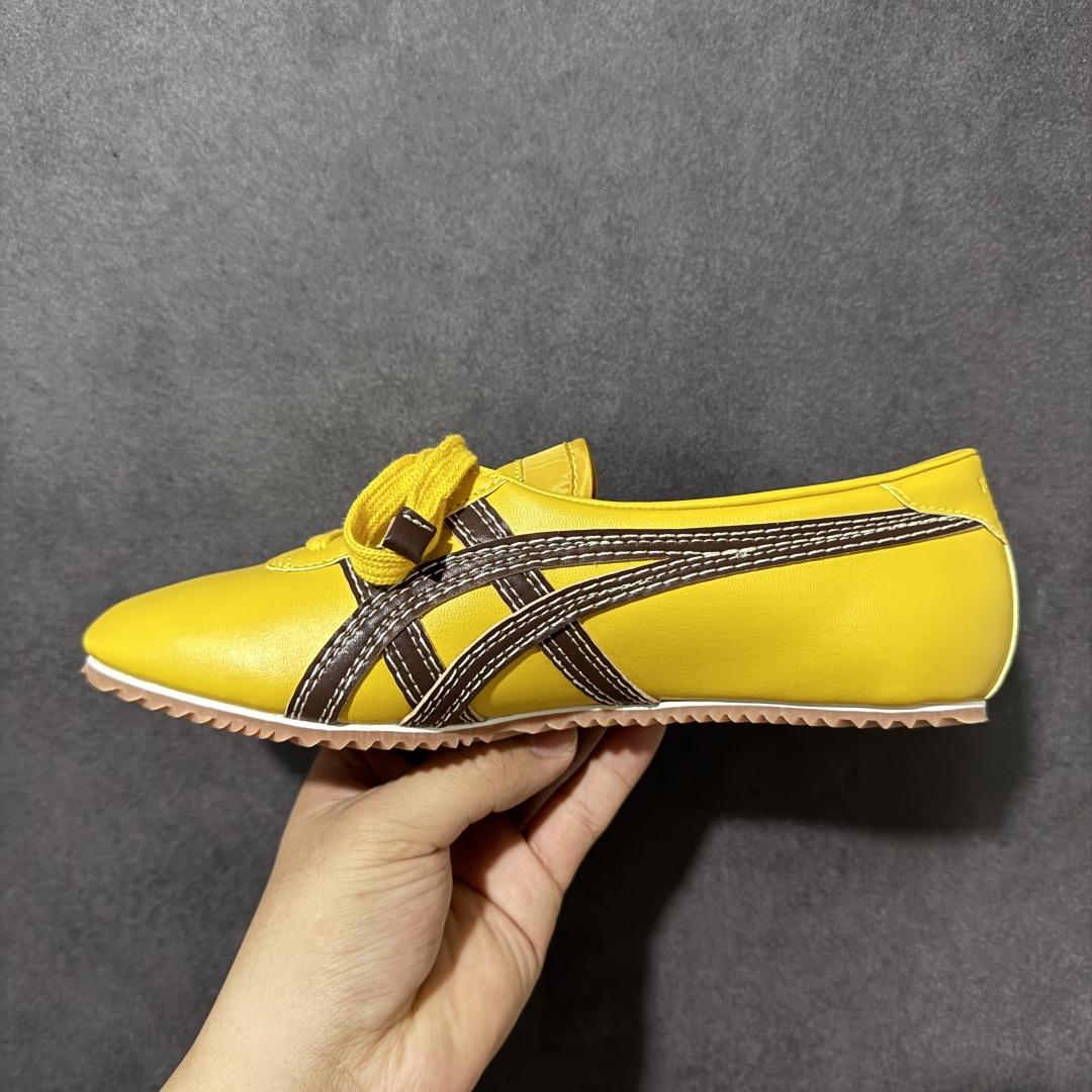 图片[2]-【公司级】Versace x Onitsuka Tiger 鬼冢虎 范思哲 联名款 Tai-ChiSakura 牛皮革绒面革 麂皮系带平底 低帮休闲鞋 经典美学与鬼塚虎的运动创新精神的融合 联名旨在致敬两位品牌创始人将艺术与功能结合的理念 通过范思哲标志性的奢华印花与Onitsuka Tiger的经典鞋型Tai-Chi相结合 创造出独特的牛皮革与绒面革鞋款 此次合作不仅是对双方品牌历史的纪念 更是一次将高级时尚与休闲运动风格无缝连接的成功尝试 货号： 1025116 1A17737 2YD5J 尺码：36-45带半码-选品中心