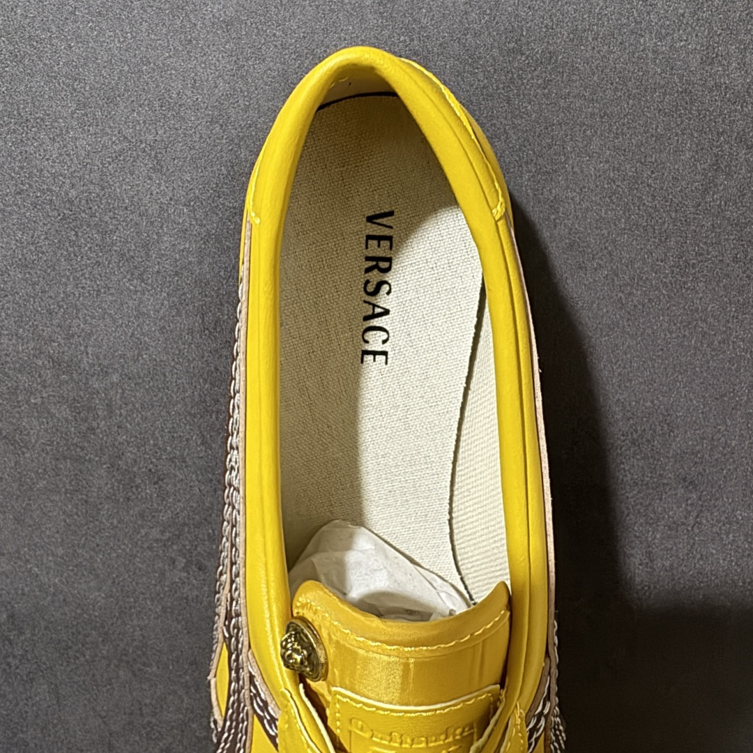 图片[6]-【公司级】Versace x Onitsuka Tiger 鬼冢虎 范思哲 联名款 Tai-ChiSakura 牛皮革绒面革 麂皮系带平底 低帮休闲鞋 经典美学与鬼塚虎的运动创新精神的融合 联名旨在致敬两位品牌创始人将艺术与功能结合的理念 通过范思哲标志性的奢华印花与Onitsuka Tiger的经典鞋型Tai-Chi相结合 创造出独特的牛皮革与绒面革鞋款 此次合作不仅是对双方品牌历史的纪念 更是一次将高级时尚与休闲运动风格无缝连接的成功尝试 货号： 1025116 1A17737 2YD5J 尺码：36-45带半码-选品中心