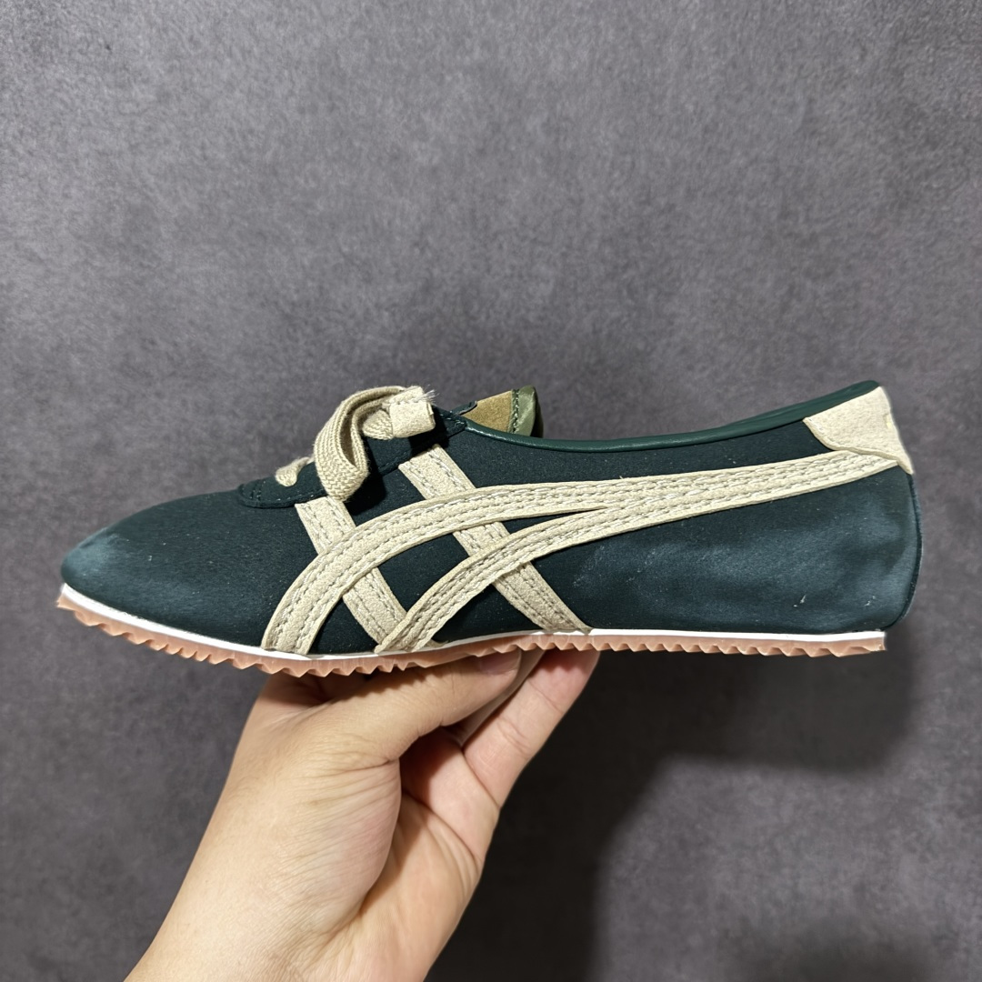 图片[2]-【公司级】Versace x Onitsuka Tiger 鬼冢虎 范思哲 联名款 Tai-ChiSakura 牛皮革绒面革 麂皮系带平底 低帮休闲鞋 经典美学与鬼塚虎的运动创新精神的融合 联名旨在致敬两位品牌创始人将艺术与功能结合的理念 通过范思哲标志性的奢华印花与Onitsuka Tiger的经典鞋型Tai-Chi相结合 创造出独特的牛皮革与绒面革鞋款 此次合作不仅是对双方品牌历史的纪念 更是一次将高级时尚与休闲运动风格无缝连接的成功尝试 货号： 1024594 1A17741 2GR2J 尺码：36-45带半码-选品中心