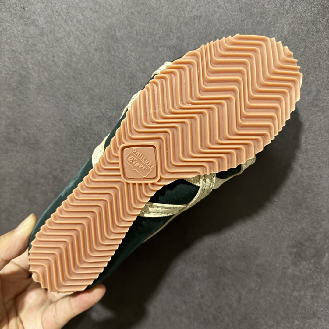 图片[9]-【公司级】Versace x Onitsuka Tiger 鬼冢虎 范思哲 联名款 Tai-ChiSakura 牛皮革绒面革 麂皮系带平底 低帮休闲鞋 经典美学与鬼塚虎的运动创新精神的融合 联名旨在致敬两位品牌创始人将艺术与功能结合的理念 通过范思哲标志性的奢华印花与Onitsuka Tiger的经典鞋型Tai-Chi相结合 创造出独特的牛皮革与绒面革鞋款 此次合作不仅是对双方品牌历史的纪念 更是一次将高级时尚与休闲运动风格无缝连接的成功尝试 货号： 1024594 1A17741 2GR2J 尺码：36-45带半码-选品中心