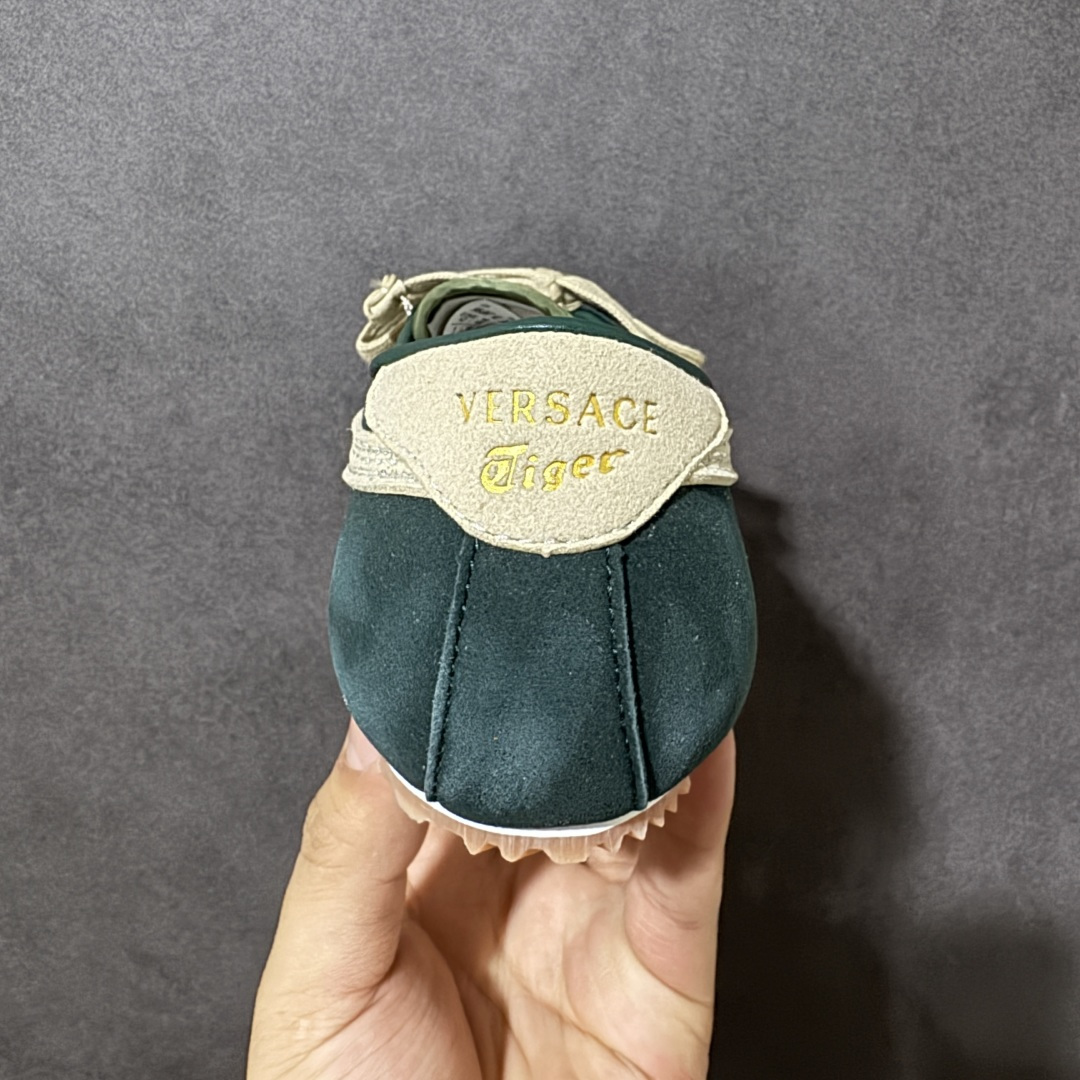 图片[4]-【公司级】Versace x Onitsuka Tiger 鬼冢虎 范思哲 联名款 Tai-ChiSakura 牛皮革绒面革 麂皮系带平底 低帮休闲鞋 经典美学与鬼塚虎的运动创新精神的融合 联名旨在致敬两位品牌创始人将艺术与功能结合的理念 通过范思哲标志性的奢华印花与Onitsuka Tiger的经典鞋型Tai-Chi相结合 创造出独特的牛皮革与绒面革鞋款 此次合作不仅是对双方品牌历史的纪念 更是一次将高级时尚与休闲运动风格无缝连接的成功尝试 货号： 1024594 1A17741 2GR2J 尺码：36-45带半码-选品中心