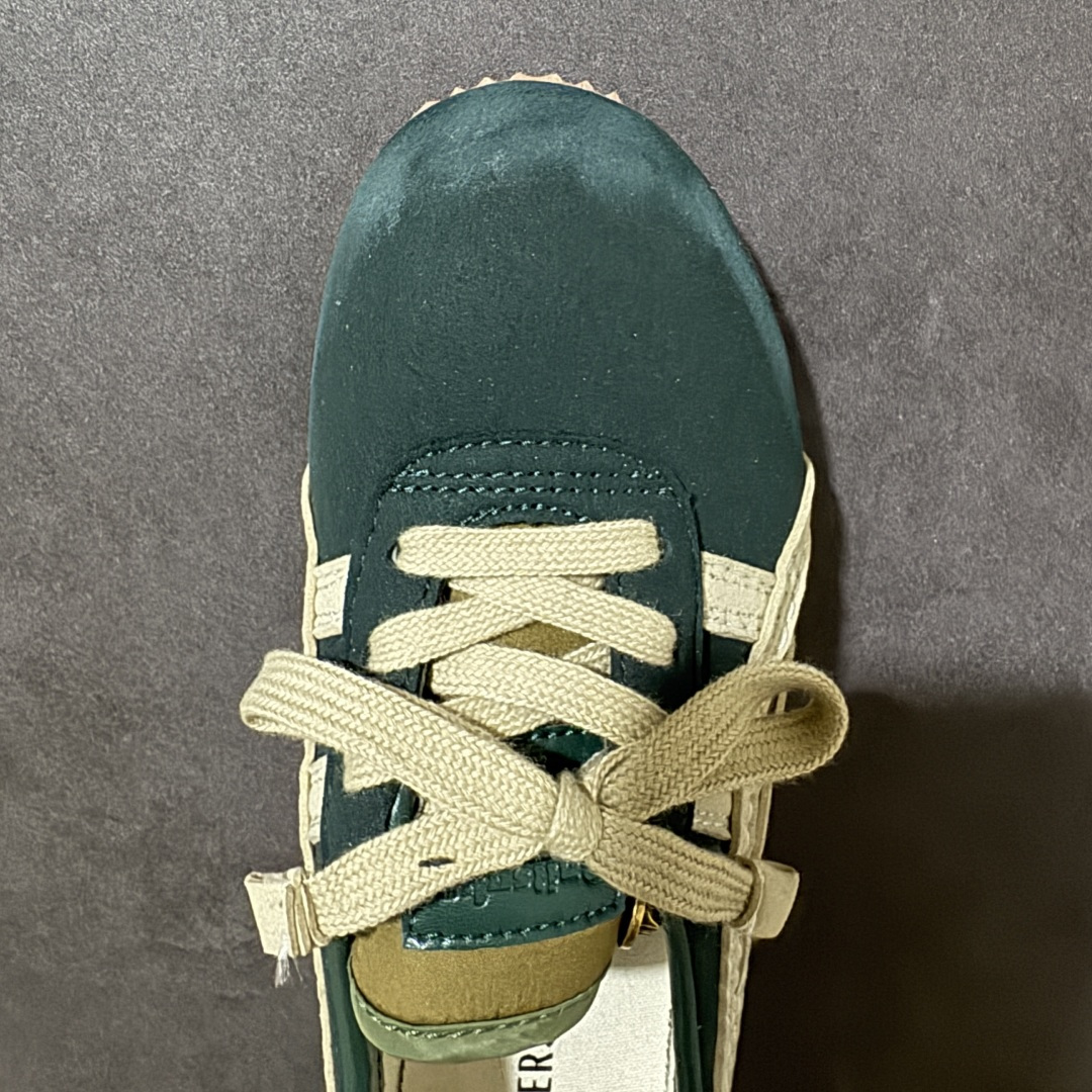 图片[5]-【公司级】Versace x Onitsuka Tiger 鬼冢虎 范思哲 联名款 Tai-ChiSakura 牛皮革绒面革 麂皮系带平底 低帮休闲鞋 经典美学与鬼塚虎的运动创新精神的融合 联名旨在致敬两位品牌创始人将艺术与功能结合的理念 通过范思哲标志性的奢华印花与Onitsuka Tiger的经典鞋型Tai-Chi相结合 创造出独特的牛皮革与绒面革鞋款 此次合作不仅是对双方品牌历史的纪念 更是一次将高级时尚与休闲运动风格无缝连接的成功尝试 货号： 1024594 1A17741 2GR2J 尺码：36-45带半码-选品中心
