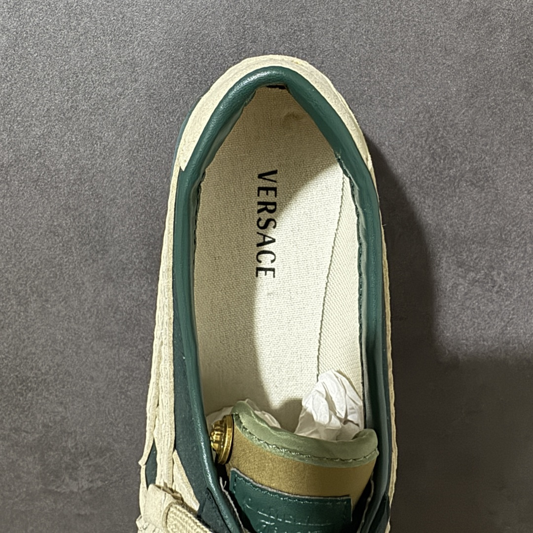 图片[6]-【公司级】Versace x Onitsuka Tiger 鬼冢虎 范思哲 联名款 Tai-ChiSakura 牛皮革绒面革 麂皮系带平底 低帮休闲鞋 经典美学与鬼塚虎的运动创新精神的融合 联名旨在致敬两位品牌创始人将艺术与功能结合的理念 通过范思哲标志性的奢华印花与Onitsuka Tiger的经典鞋型Tai-Chi相结合 创造出独特的牛皮革与绒面革鞋款 此次合作不仅是对双方品牌历史的纪念 更是一次将高级时尚与休闲运动风格无缝连接的成功尝试 货号： 1024594 1A17741 2GR2J 尺码：36-45带半码-选品中心