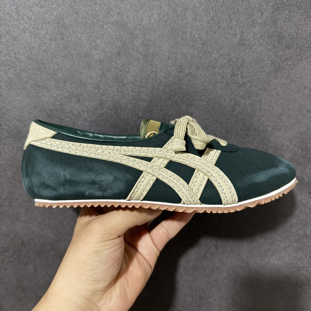 【公司级】Versace x Onitsuka Tiger 鬼冢虎 范思哲 联名款 Tai-ChiSakura 牛皮革绒面革 麂皮系带平底 低帮休闲鞋 经典美学与鬼塚虎的运动创新精神的融合 联名旨在致敬两位品牌创始人将艺术与功能结合的理念 通过范思哲标志性的奢华印花与Onitsuka Tiger的经典鞋型Tai-Chi相结合 创造出独特的牛皮革与绒面革鞋款 此次合作不仅是对双方品牌历史的纪念 更是一次将高级时尚与休闲运动风格无缝连接的成功尝试 货号： 1024594 1A17741 2GR2J 尺码：36-45带半码-选品中心