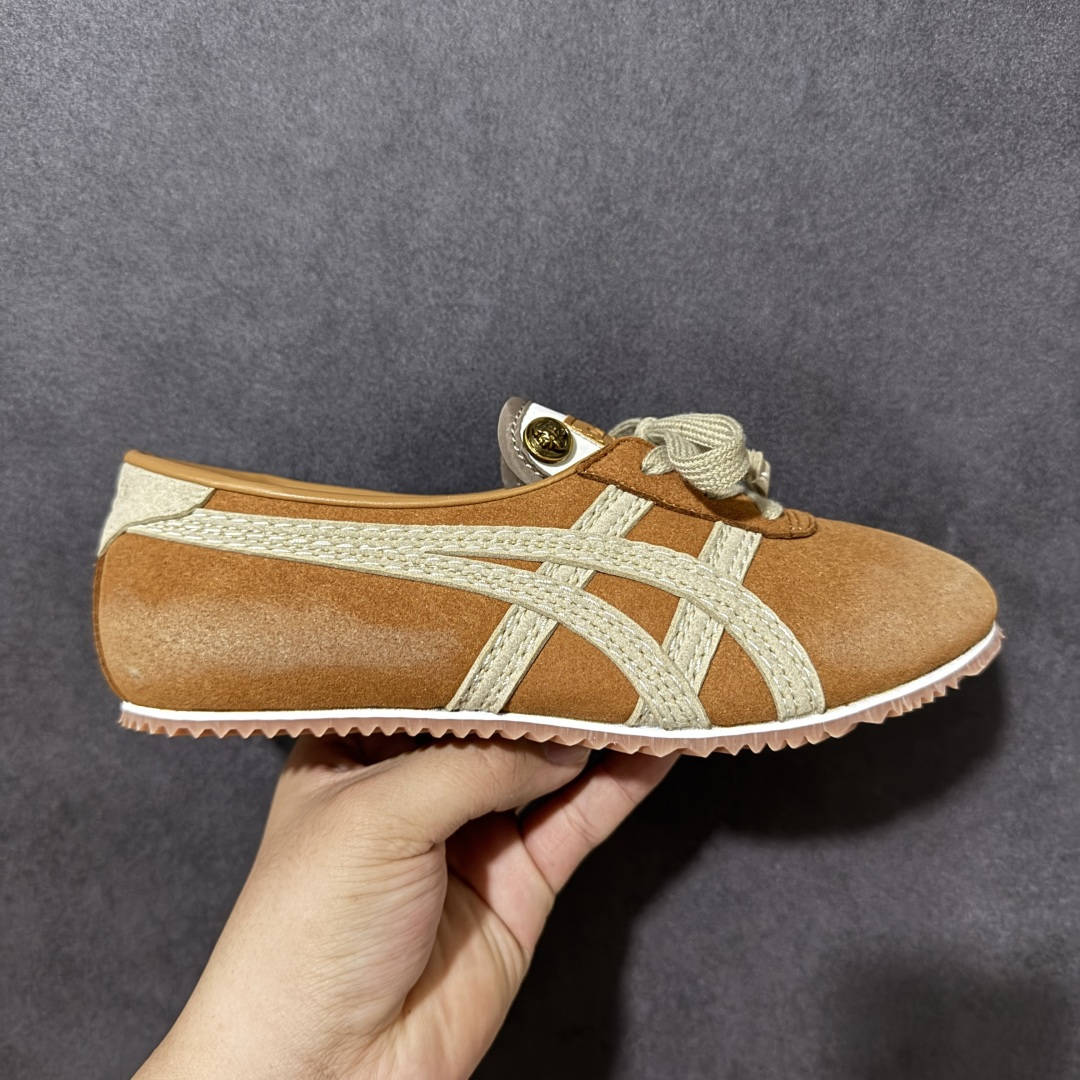 【公司级】Versace x Onitsuka Tiger 鬼冢虎 范思哲 联名款 Tai-ChiSakura 牛皮革绒面革 麂皮系带平底 低帮休闲鞋 经典美学与鬼塚虎的运动创新精神的融合 联名旨在致敬两位品牌创始人将艺术与功能结合的理念 通过范思哲标志性的奢华印花与Onitsuka Tiger的经典鞋型Tai-Chi相结合 创造出独特的牛皮革与绒面革鞋款 此次合作不仅是对双方品牌历史的纪念 更是一次将高级时尚与休闲运动风格无缝连接的成功尝试 货号： 1025116 1A17741 2NM5J 尺码：36-45带半码-选品中心