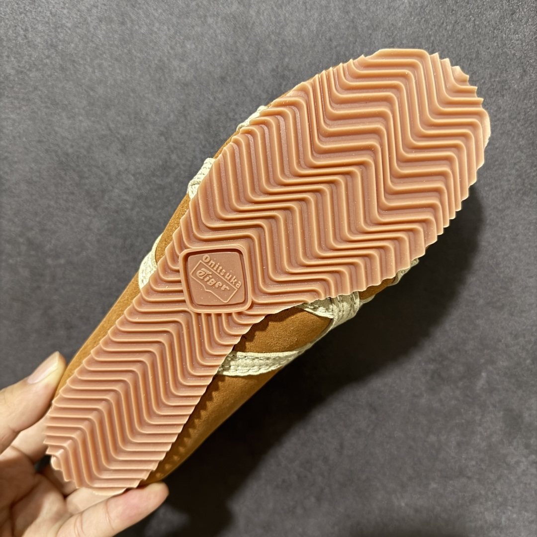 图片[9]-【公司级】Versace x Onitsuka Tiger 鬼冢虎 范思哲 联名款 Tai-ChiSakura 牛皮革绒面革 麂皮系带平底 低帮休闲鞋 经典美学与鬼塚虎的运动创新精神的融合 联名旨在致敬两位品牌创始人将艺术与功能结合的理念 通过范思哲标志性的奢华印花与Onitsuka Tiger的经典鞋型Tai-Chi相结合 创造出独特的牛皮革与绒面革鞋款 此次合作不仅是对双方品牌历史的纪念 更是一次将高级时尚与休闲运动风格无缝连接的成功尝试 货号： 1025116 1A17741 2NM5J 尺码：36-45带半码-选品中心