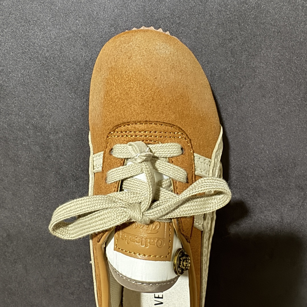 图片[5]-【公司级】Versace x Onitsuka Tiger 鬼冢虎 范思哲 联名款 Tai-ChiSakura 牛皮革绒面革 麂皮系带平底 低帮休闲鞋 经典美学与鬼塚虎的运动创新精神的融合 联名旨在致敬两位品牌创始人将艺术与功能结合的理念 通过范思哲标志性的奢华印花与Onitsuka Tiger的经典鞋型Tai-Chi相结合 创造出独特的牛皮革与绒面革鞋款 此次合作不仅是对双方品牌历史的纪念 更是一次将高级时尚与休闲运动风格无缝连接的成功尝试 货号： 1025116 1A17741 2NM5J 尺码：36-45带半码-选品中心