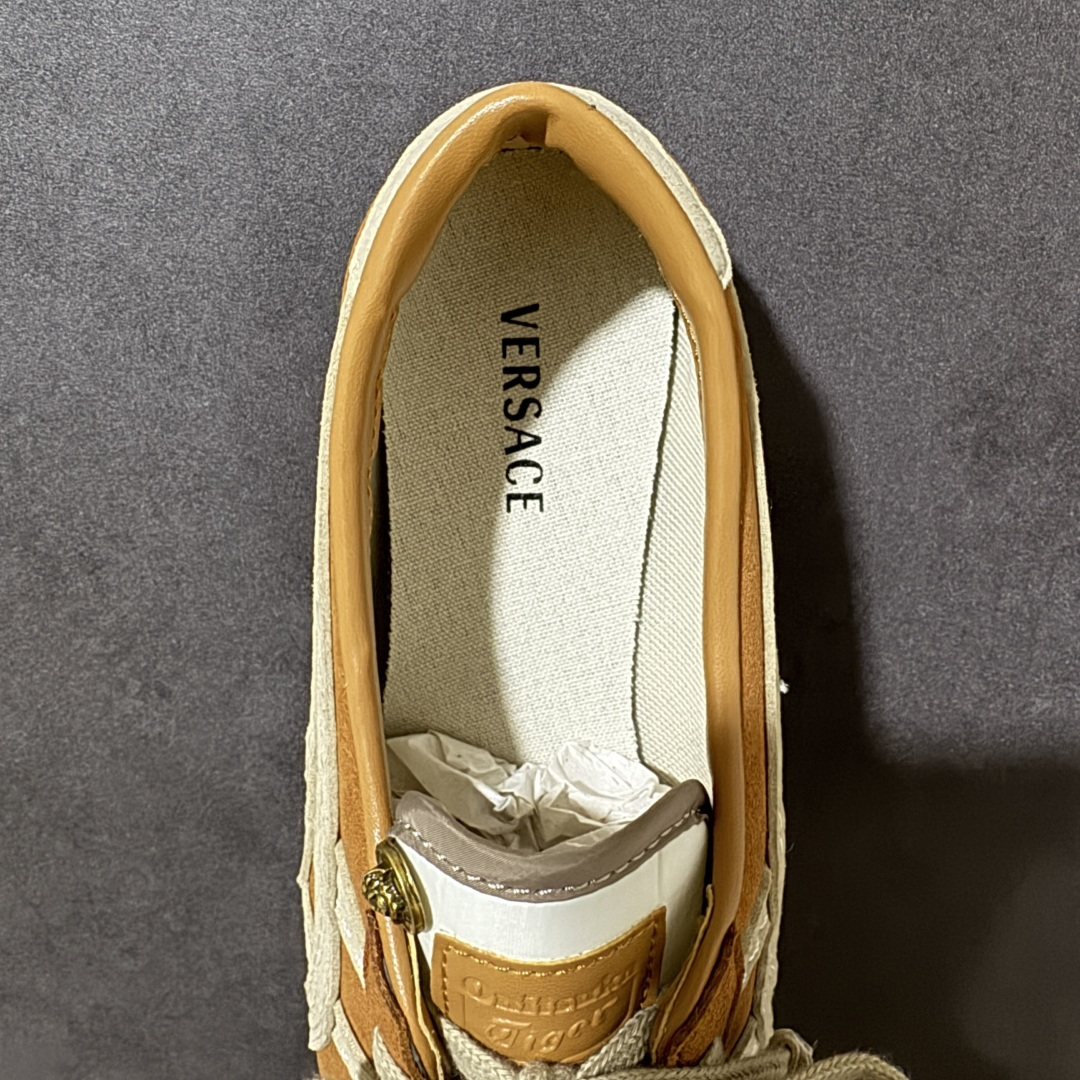 图片[6]-【公司级】Versace x Onitsuka Tiger 鬼冢虎 范思哲 联名款 Tai-ChiSakura 牛皮革绒面革 麂皮系带平底 低帮休闲鞋 经典美学与鬼塚虎的运动创新精神的融合 联名旨在致敬两位品牌创始人将艺术与功能结合的理念 通过范思哲标志性的奢华印花与Onitsuka Tiger的经典鞋型Tai-Chi相结合 创造出独特的牛皮革与绒面革鞋款 此次合作不仅是对双方品牌历史的纪念 更是一次将高级时尚与休闲运动风格无缝连接的成功尝试 货号： 1025116 1A17741 2NM5J 尺码：36-45带半码-选品中心
