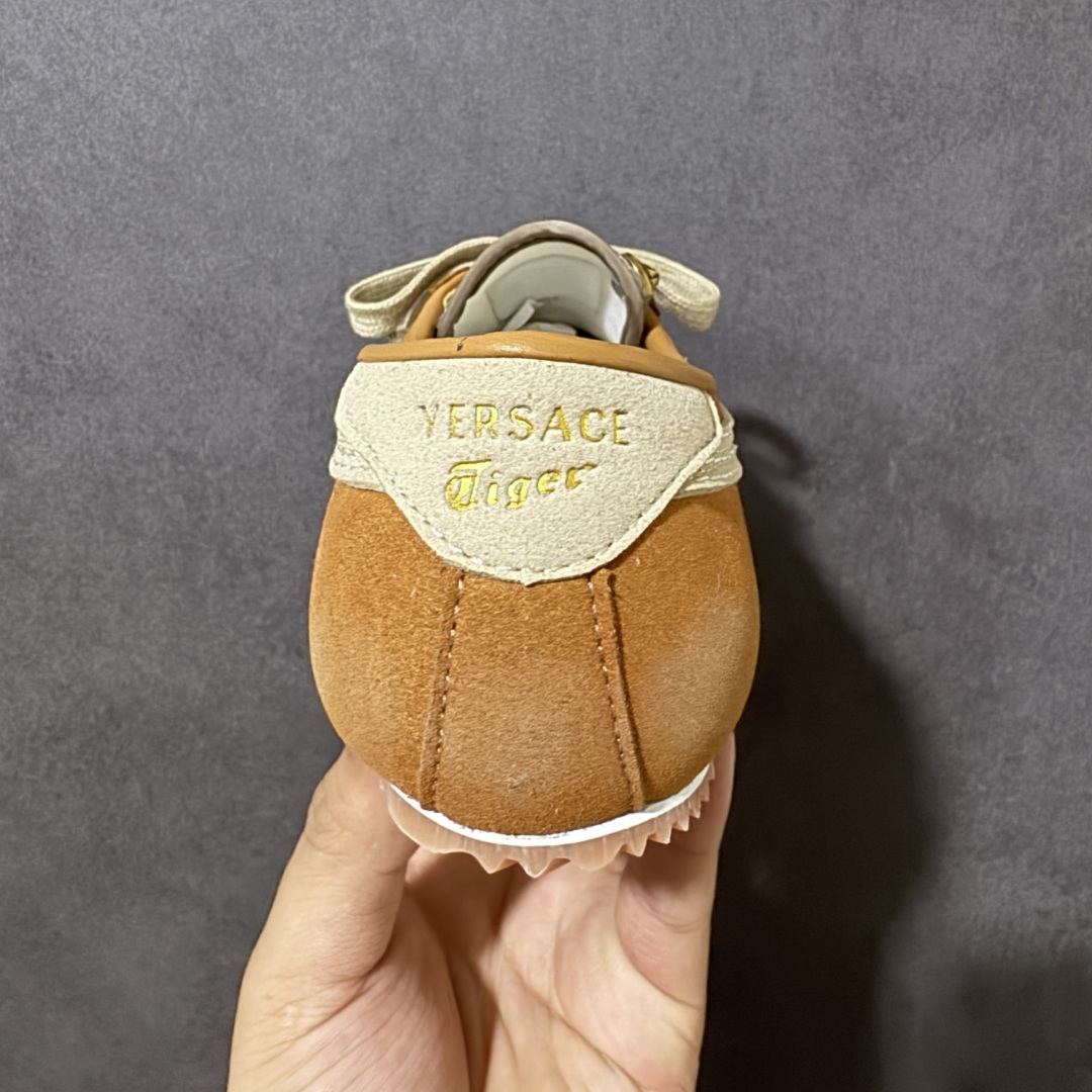 图片[4]-【公司级】Versace x Onitsuka Tiger 鬼冢虎 范思哲 联名款 Tai-ChiSakura 牛皮革绒面革 麂皮系带平底 低帮休闲鞋 经典美学与鬼塚虎的运动创新精神的融合 联名旨在致敬两位品牌创始人将艺术与功能结合的理念 通过范思哲标志性的奢华印花与Onitsuka Tiger的经典鞋型Tai-Chi相结合 创造出独特的牛皮革与绒面革鞋款 此次合作不仅是对双方品牌历史的纪念 更是一次将高级时尚与休闲运动风格无缝连接的成功尝试 货号： 1025116 1A17741 2NM5J 尺码：36-45带半码-选品中心