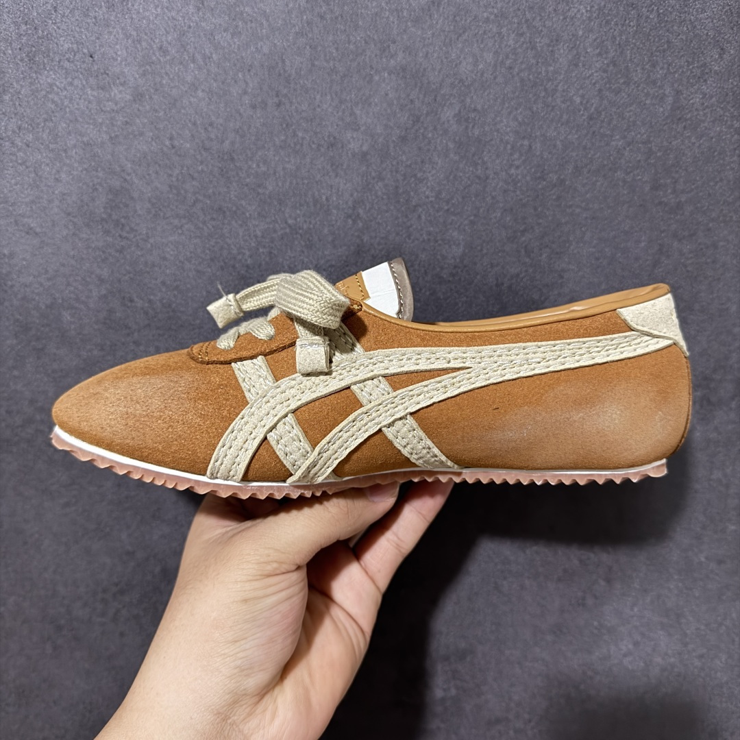 图片[2]-【公司级】Versace x Onitsuka Tiger 鬼冢虎 范思哲 联名款 Tai-ChiSakura 牛皮革绒面革 麂皮系带平底 低帮休闲鞋 经典美学与鬼塚虎的运动创新精神的融合 联名旨在致敬两位品牌创始人将艺术与功能结合的理念 通过范思哲标志性的奢华印花与Onitsuka Tiger的经典鞋型Tai-Chi相结合 创造出独特的牛皮革与绒面革鞋款 此次合作不仅是对双方品牌历史的纪念 更是一次将高级时尚与休闲运动风格无缝连接的成功尝试 货号： 1025116 1A17741 2NM5J 尺码：36-45带半码-选品中心