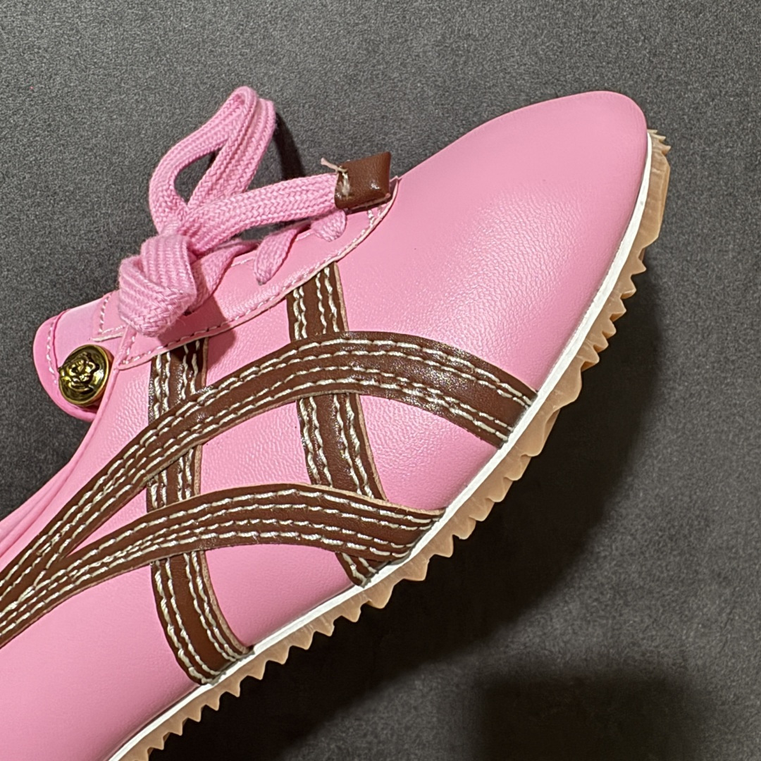 图片[8]-【公司级】Versace x Onitsuka Tiger 鬼冢虎 范思哲 联名款 Tai-ChiSakura 牛皮革绒面革 麂皮系带平底 低帮休闲鞋 经典美学与鬼塚虎的运动创新精神的融合 联名旨在致敬两位品牌创始人将艺术与功能结合的理念 通过范思哲标志性的奢华印花与Onitsuka Tiger的经典鞋型Tai-Chi相结合 创造出独特的牛皮革与绒面革鞋款 此次合作不仅是对双方品牌历史的纪念 更是一次将高级时尚与休闲运动风格无缝连接的成功尝试 货号： 1025116 1A17737 2P5FJ 尺码：35.5-40带半码-选品中心