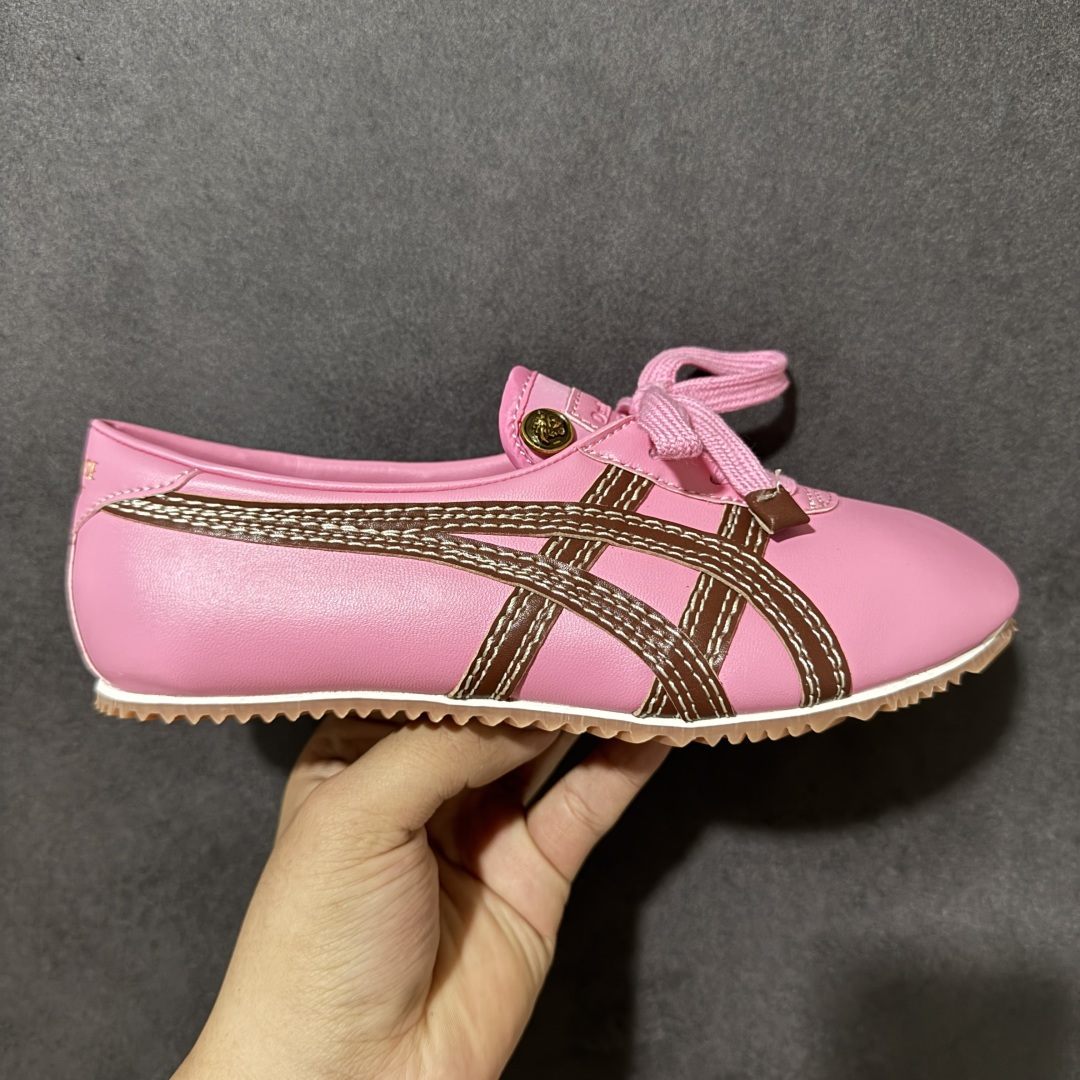 【公司级】Versace x Onitsuka Tiger 鬼冢虎 范思哲 联名款 Tai-ChiSakura 牛皮革绒面革 麂皮系带平底 低帮休闲鞋 经典美学与鬼塚虎的运动创新精神的融合 联名旨在致敬两位品牌创始人将艺术与功能结合的理念 通过范思哲标志性的奢华印花与Onitsuka Tiger的经典鞋型Tai-Chi相结合 创造出独特的牛皮革与绒面革鞋款 此次合作不仅是对双方品牌历史的纪念 更是一次将高级时尚与休闲运动风格无缝连接的成功尝试 货号： 1025116 1A17737 2P5FJ 尺码：35.5-40带半码-选品中心