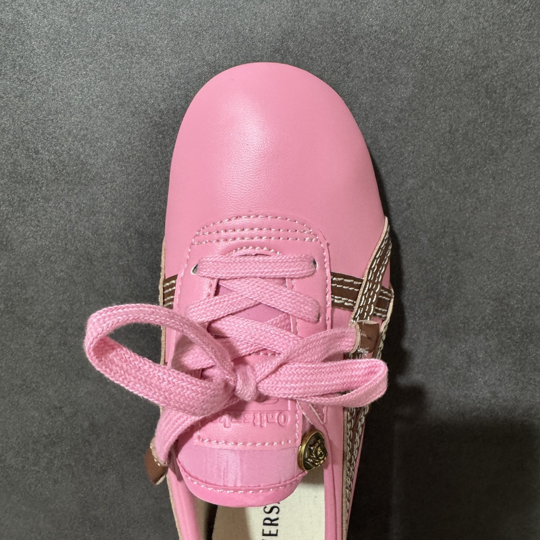 图片[5]-【公司级】Versace x Onitsuka Tiger 鬼冢虎 范思哲 联名款 Tai-ChiSakura 牛皮革绒面革 麂皮系带平底 低帮休闲鞋 经典美学与鬼塚虎的运动创新精神的融合 联名旨在致敬两位品牌创始人将艺术与功能结合的理念 通过范思哲标志性的奢华印花与Onitsuka Tiger的经典鞋型Tai-Chi相结合 创造出独特的牛皮革与绒面革鞋款 此次合作不仅是对双方品牌历史的纪念 更是一次将高级时尚与休闲运动风格无缝连接的成功尝试 货号： 1025116 1A17737 2P5FJ 尺码：35.5-40带半码-选品中心