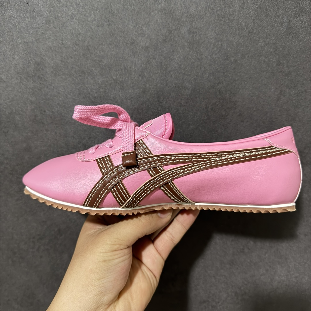 图片[2]-【公司级】Versace x Onitsuka Tiger 鬼冢虎 范思哲 联名款 Tai-ChiSakura 牛皮革绒面革 麂皮系带平底 低帮休闲鞋 经典美学与鬼塚虎的运动创新精神的融合 联名旨在致敬两位品牌创始人将艺术与功能结合的理念 通过范思哲标志性的奢华印花与Onitsuka Tiger的经典鞋型Tai-Chi相结合 创造出独特的牛皮革与绒面革鞋款 此次合作不仅是对双方品牌历史的纪念 更是一次将高级时尚与休闲运动风格无缝连接的成功尝试 货号： 1025116 1A17737 2P5FJ 尺码：35.5-40带半码-选品中心
