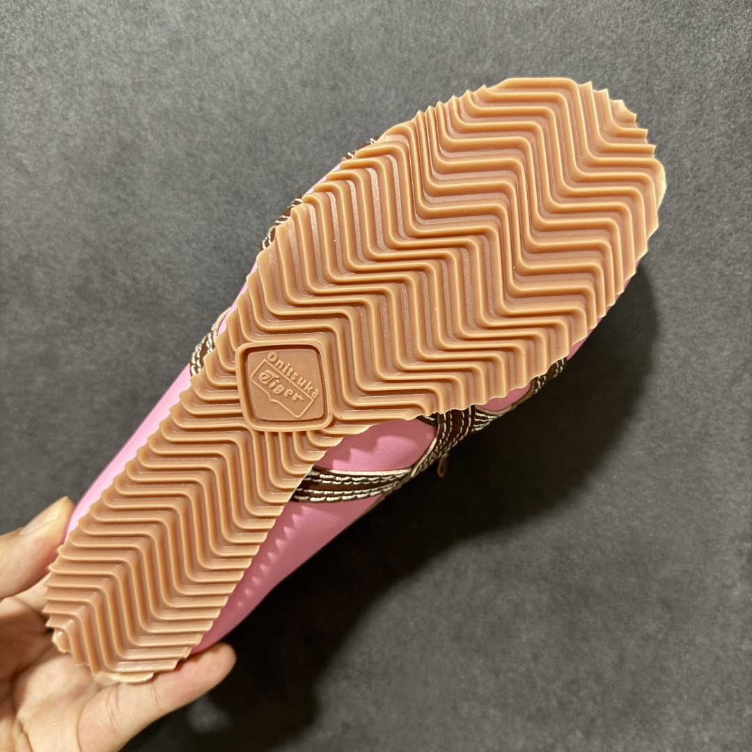 图片[9]-【公司级】Versace x Onitsuka Tiger 鬼冢虎 范思哲 联名款 Tai-ChiSakura 牛皮革绒面革 麂皮系带平底 低帮休闲鞋 经典美学与鬼塚虎的运动创新精神的融合 联名旨在致敬两位品牌创始人将艺术与功能结合的理念 通过范思哲标志性的奢华印花与Onitsuka Tiger的经典鞋型Tai-Chi相结合 创造出独特的牛皮革与绒面革鞋款 此次合作不仅是对双方品牌历史的纪念 更是一次将高级时尚与休闲运动风格无缝连接的成功尝试 货号： 1025116 1A17737 2P5FJ 尺码：35.5-40带半码-选品中心
