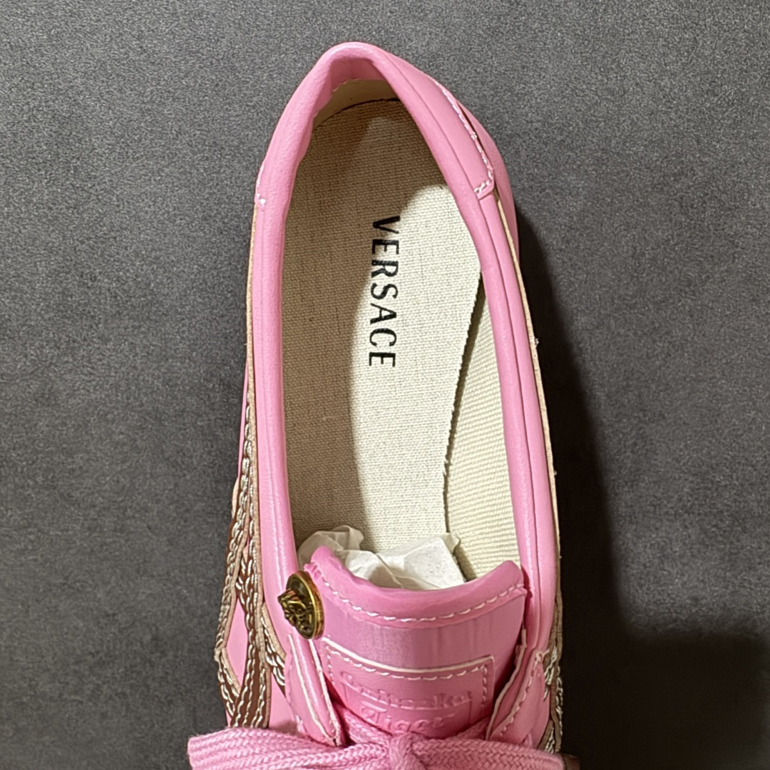 图片[6]-【公司级】Versace x Onitsuka Tiger 鬼冢虎 范思哲 联名款 Tai-ChiSakura 牛皮革绒面革 麂皮系带平底 低帮休闲鞋 经典美学与鬼塚虎的运动创新精神的融合 联名旨在致敬两位品牌创始人将艺术与功能结合的理念 通过范思哲标志性的奢华印花与Onitsuka Tiger的经典鞋型Tai-Chi相结合 创造出独特的牛皮革与绒面革鞋款 此次合作不仅是对双方品牌历史的纪念 更是一次将高级时尚与休闲运动风格无缝连接的成功尝试 货号： 1025116 1A17737 2P5FJ 尺码：35.5-40带半码-选品中心