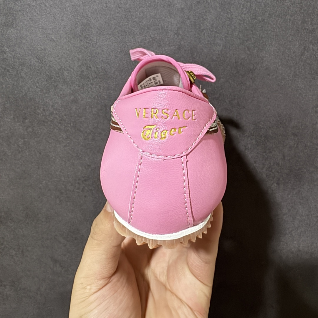 图片[4]-【公司级】Versace x Onitsuka Tiger 鬼冢虎 范思哲 联名款 Tai-ChiSakura 牛皮革绒面革 麂皮系带平底 低帮休闲鞋 经典美学与鬼塚虎的运动创新精神的融合 联名旨在致敬两位品牌创始人将艺术与功能结合的理念 通过范思哲标志性的奢华印花与Onitsuka Tiger的经典鞋型Tai-Chi相结合 创造出独特的牛皮革与绒面革鞋款 此次合作不仅是对双方品牌历史的纪念 更是一次将高级时尚与休闲运动风格无缝连接的成功尝试 货号： 1025116 1A17737 2P5FJ 尺码：35.5-40带半码-选品中心