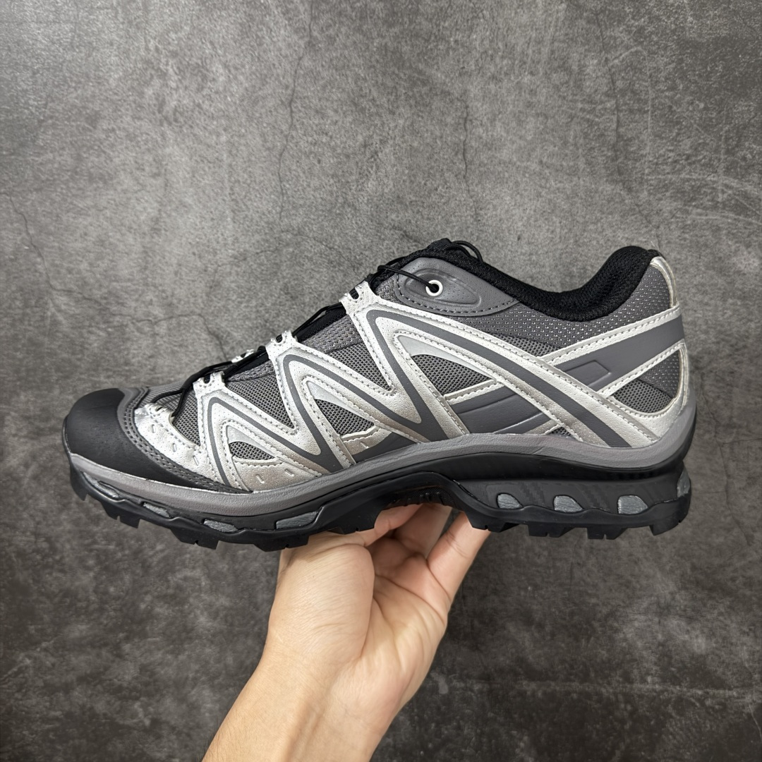 图片[2]-【绿x升级版】Salomon XT-QUEST ADV 萨洛蒙情侣款户外机能鞋 491716 全新绿x升级版 品质大改进 ‼️ 全鞋改进为原厂一致材料打造 全新修长鞋型 相对老版臃肿鞋型 此版的版型更正 全新玻璃冲刀 清洁度提升 同步原版左右鞋带孔的间距加大（之前老版间距太小） 网面与鞋头材料校对一致无色差（老版网面有色差） 鞋后跟反口V字定型同步zp（老版臃肿为U字后跟反口） 鞋舌两侧鞋帮脚踝处更加直挺（之前老版往中间踏） 鞋盒黑盒改正为原版牛皮纸鞋盒 鞋头处添加☯️太极标 所有细节多次修改校正 坚持同步原版无差别 毋庸置疑全市场最好的版本💪🏻终端优势供应 尺码：36-46-选品中心